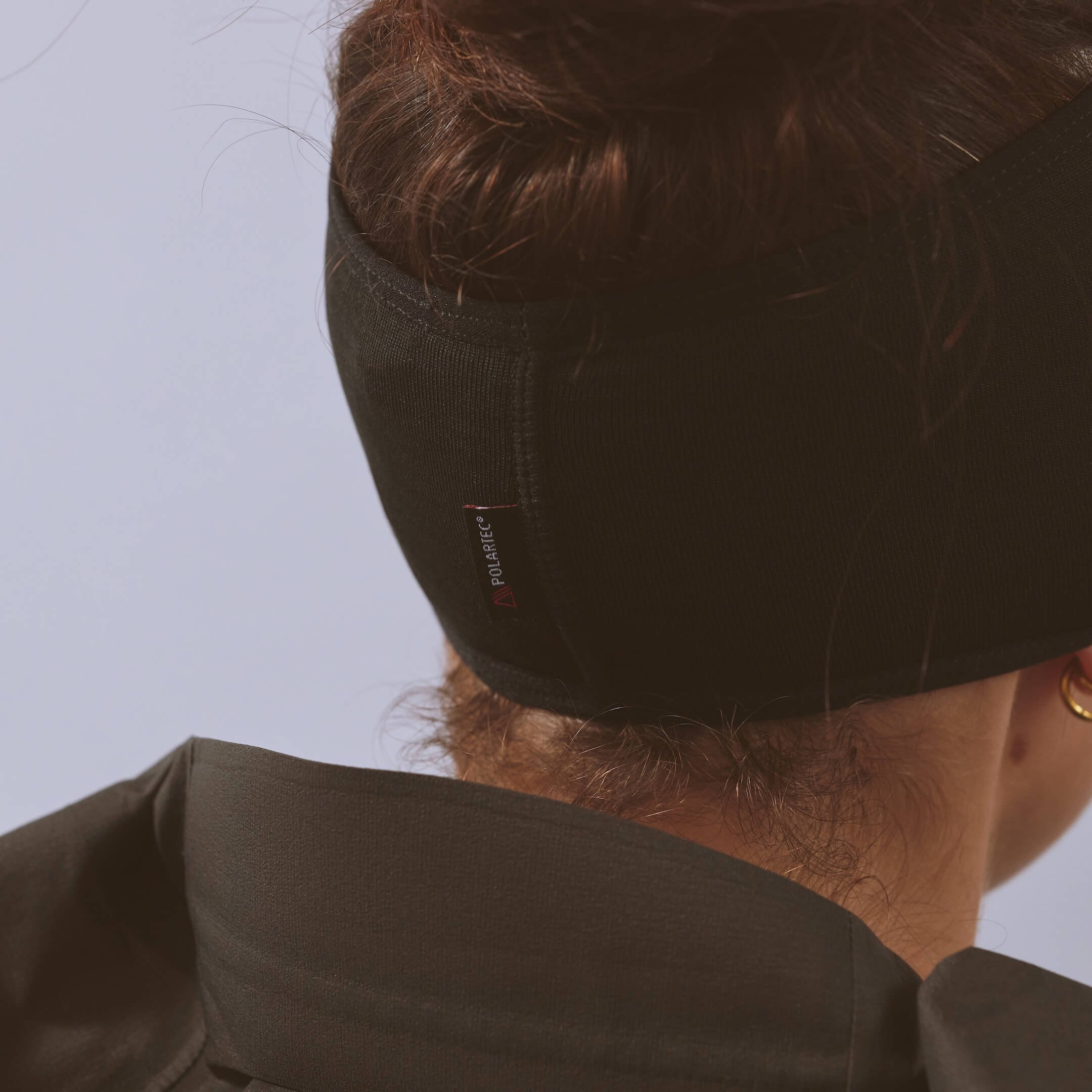 vaga-summit-performance-running-headband-black-model-detail.jpg
