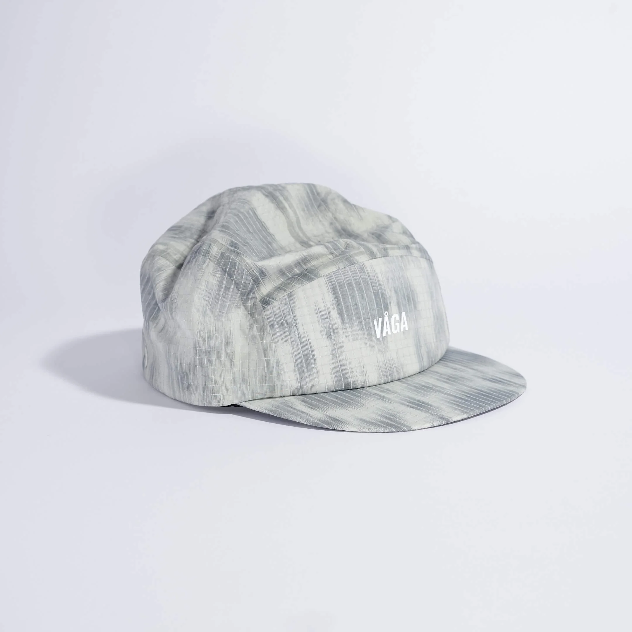 vaga-night-club-reflective-running-cap-lightgrey-silver-angle.jpg