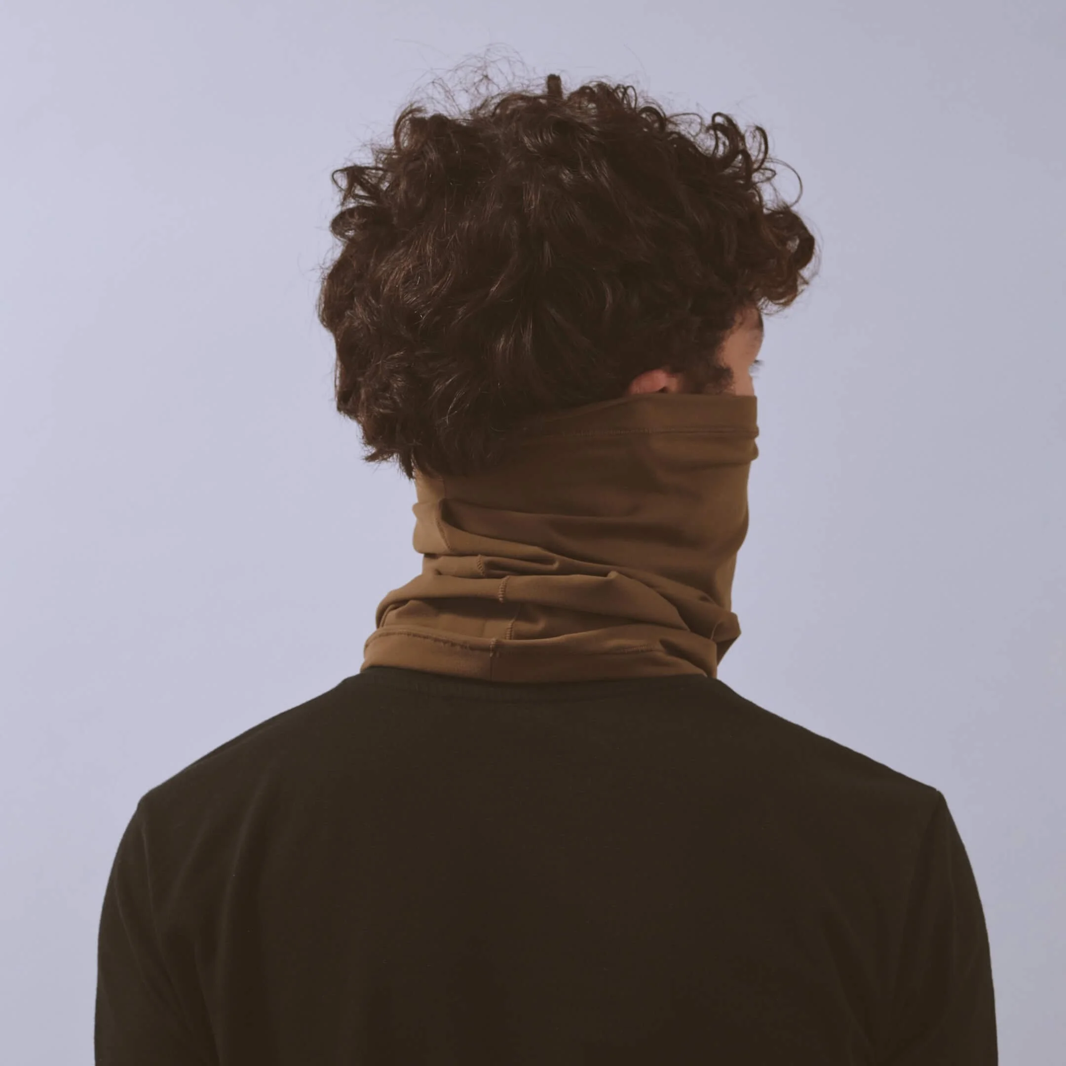 vaga-jersey-midweight-neck-gaiter-darktaupe-model-back-angle.jpg