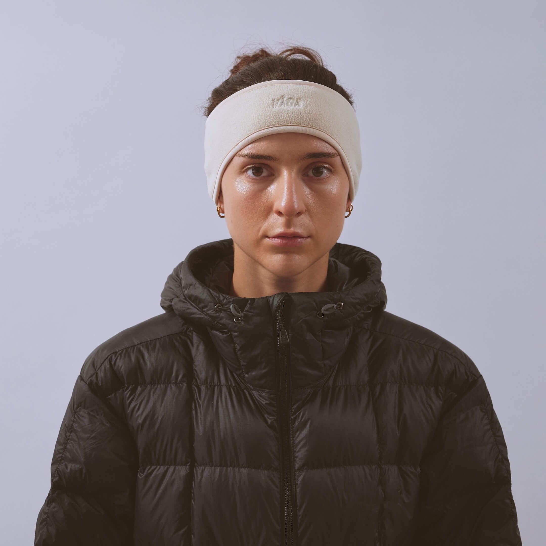 vaga-fleece-running-headband-ecru-model-front.jpg