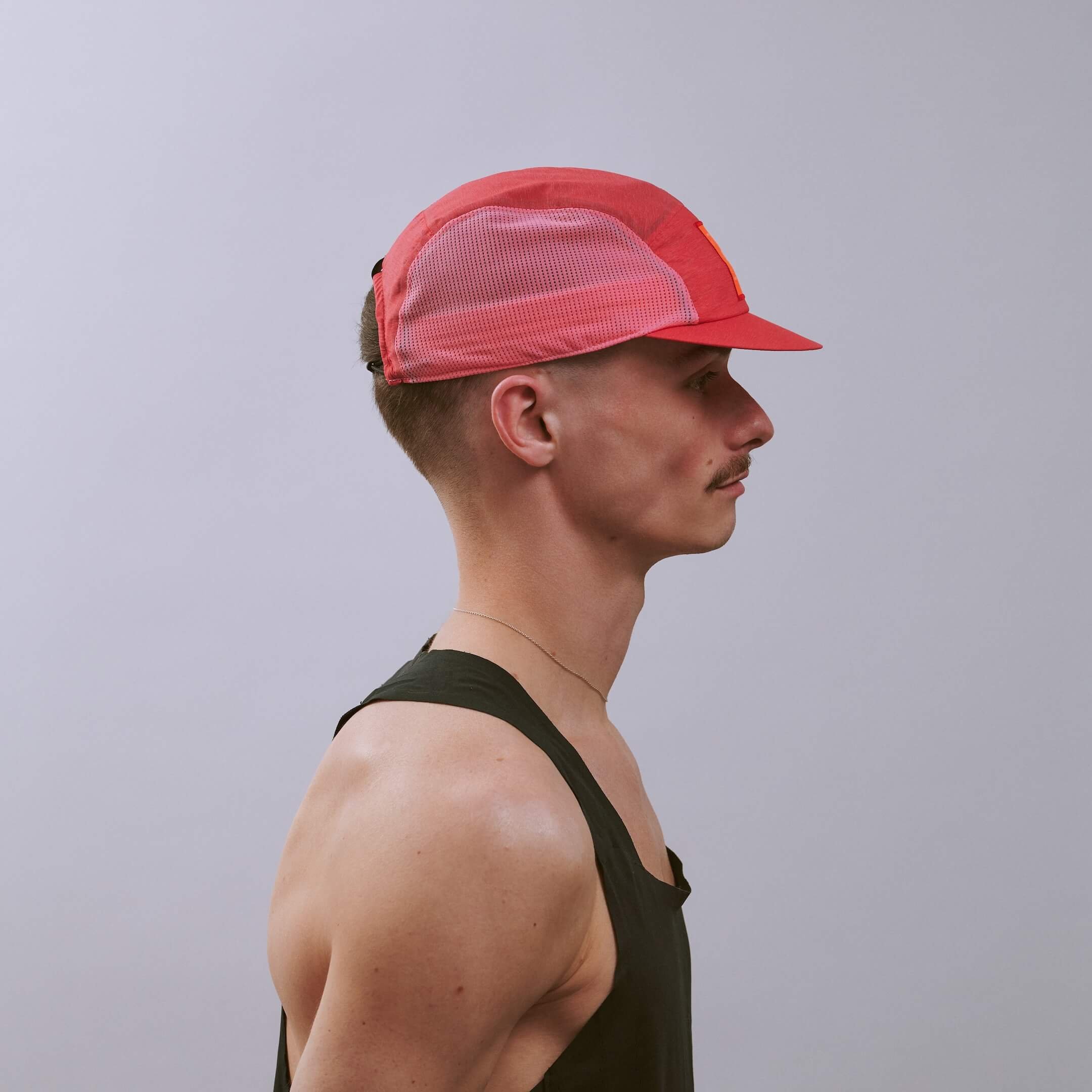 vaga-mesh-flex-running-cap-darkpink-pink-r-model-profile.jpg