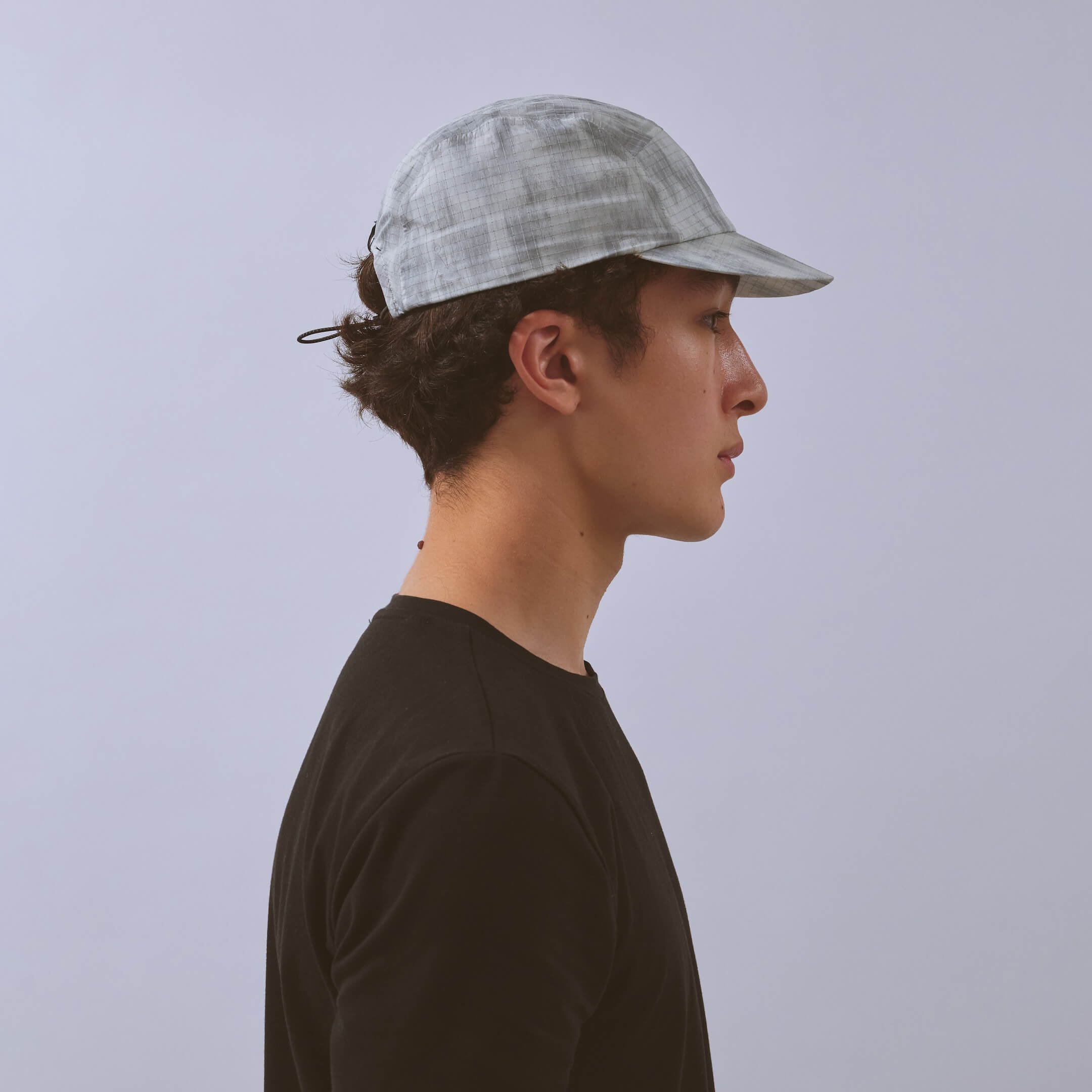 vaga-night-club-running-cap-lightgrey-silver-model-profile.jpg