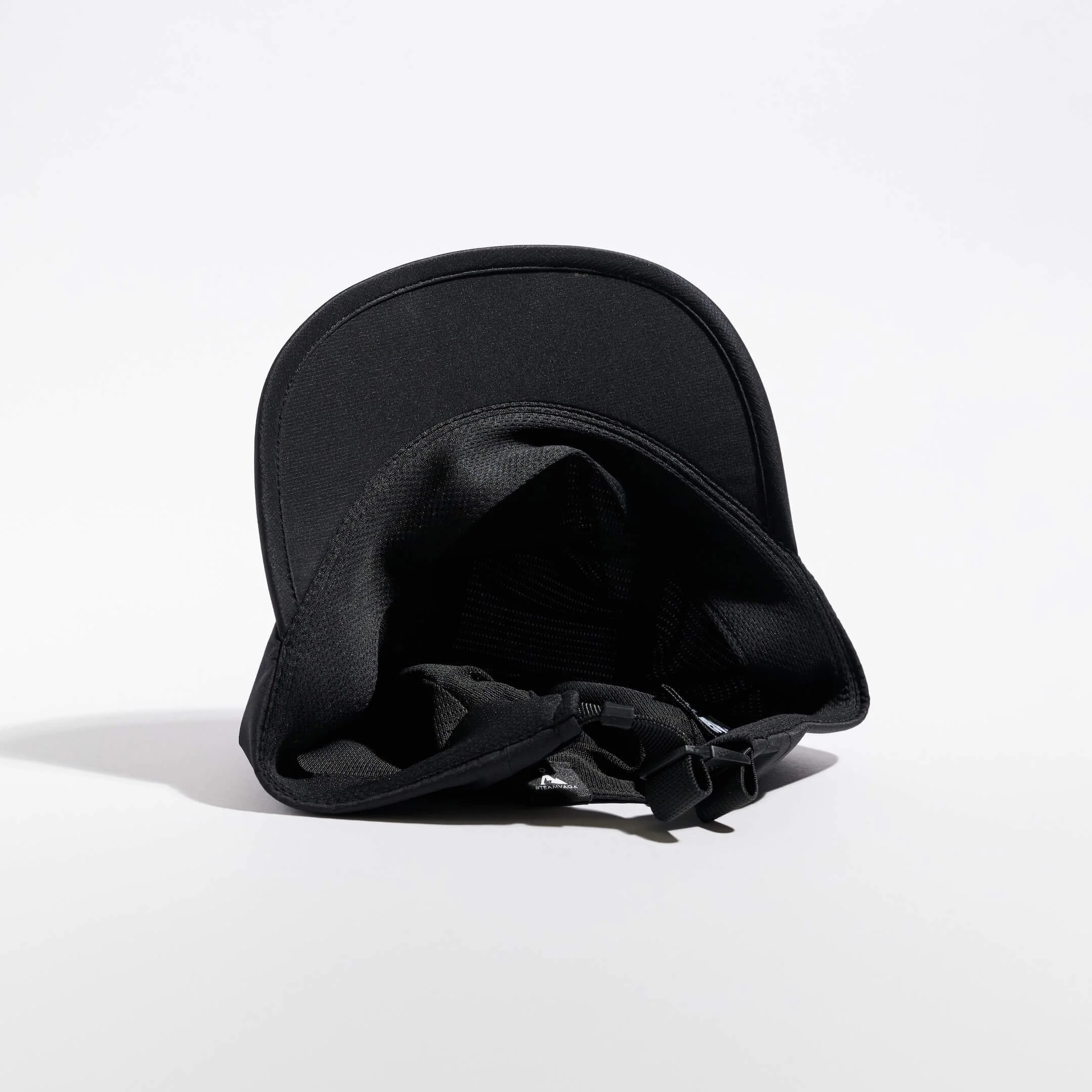 vaga-waterproof-fell-cap-running-cap-black-underneath.jpg