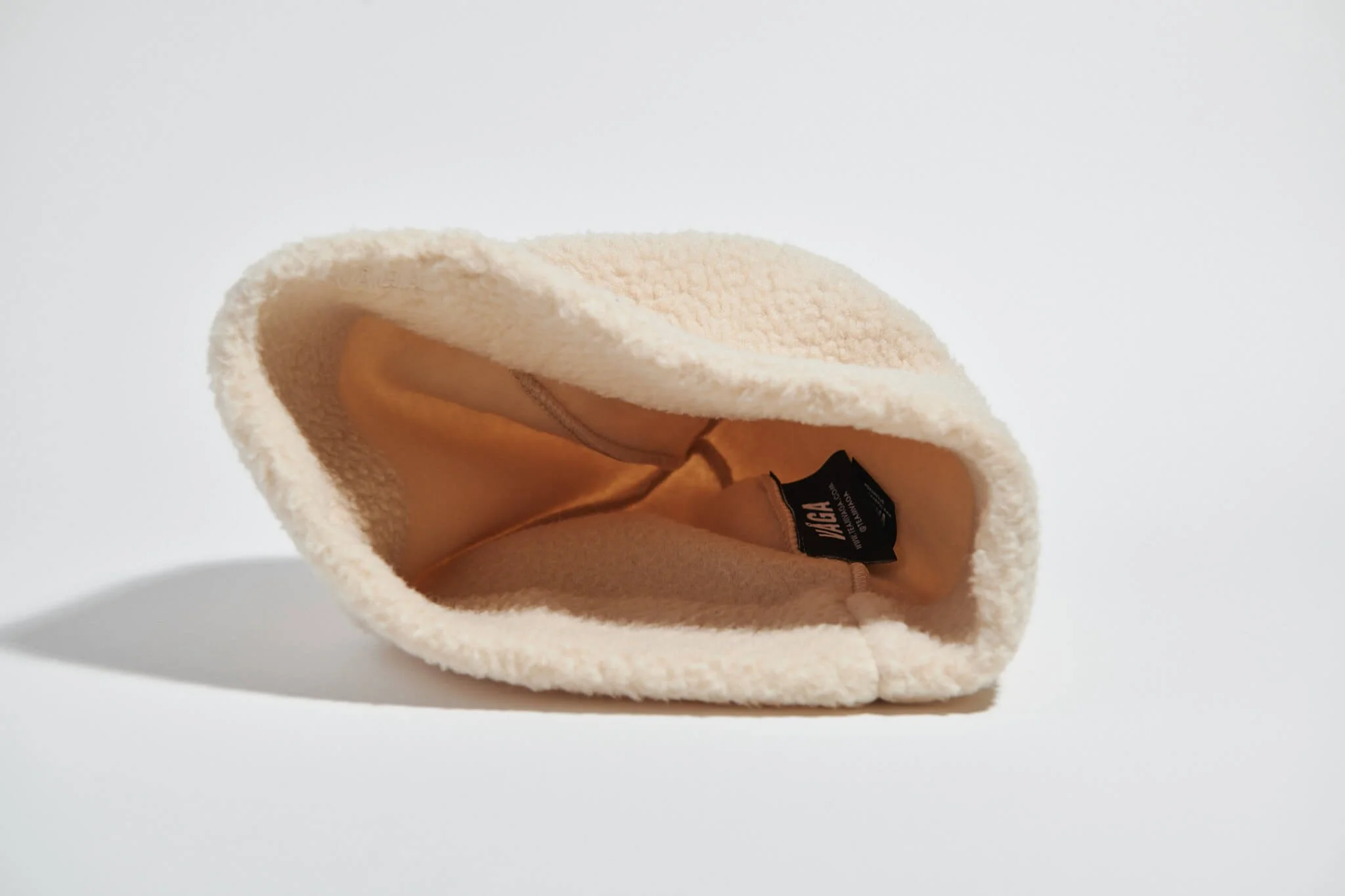 våga-teddy-fleece-beanie-ecru-inside.jpg