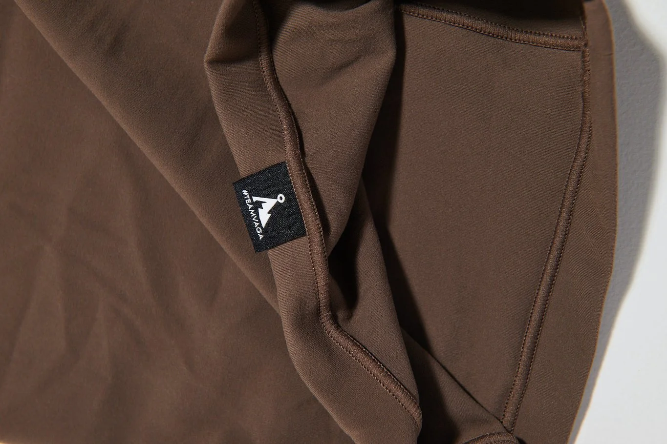 våga-jersey-mid-weight-performance-neck-gaiter-dark-taupe-detail.jpg
