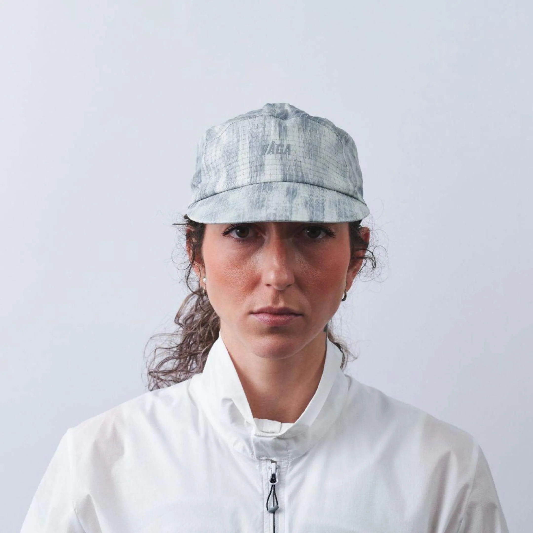 vaga-night-club-reflective-running-cap-lightgrey-silver-model-front.jpg