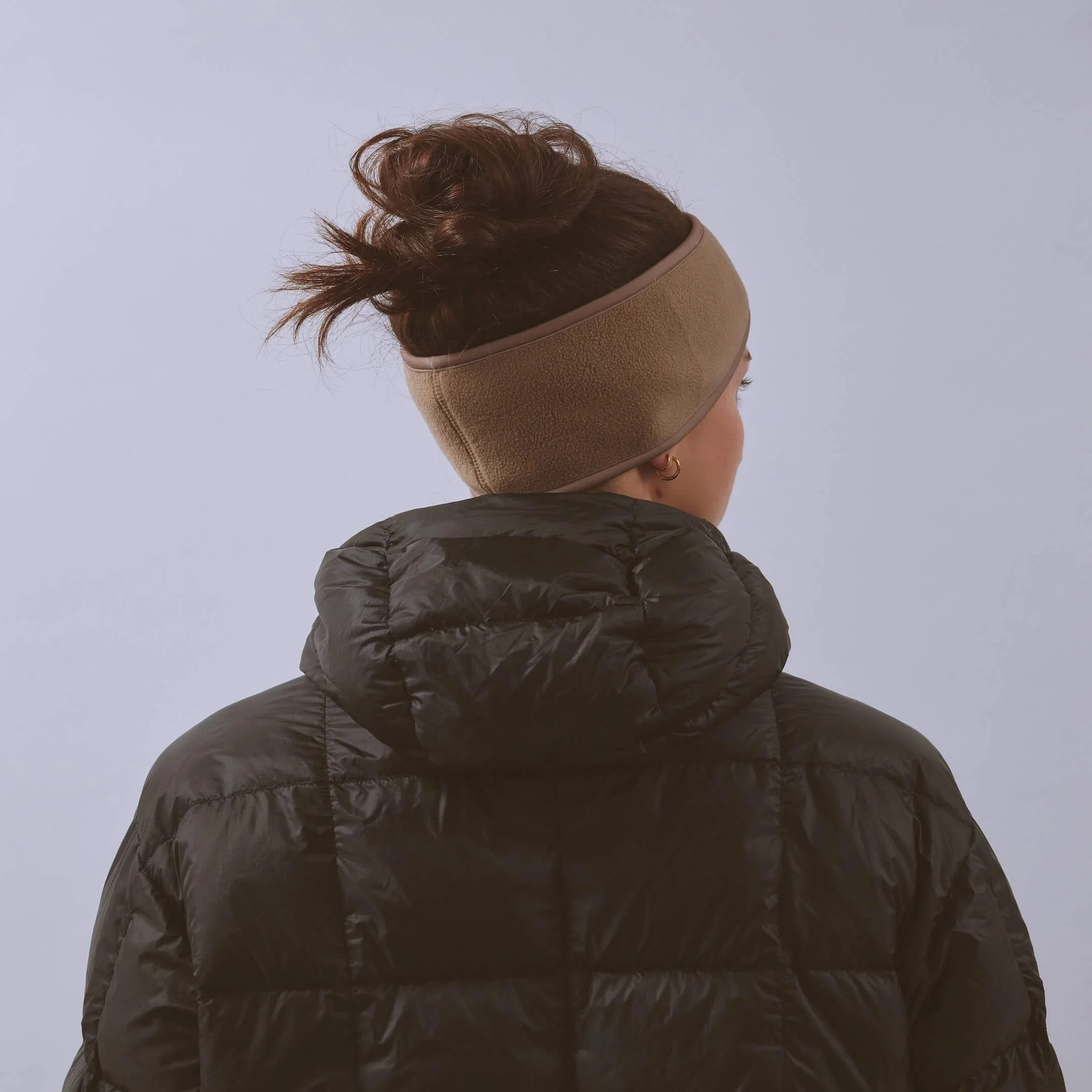 vaga-fleece-running-headband-taupe-model-back-angle.jpg