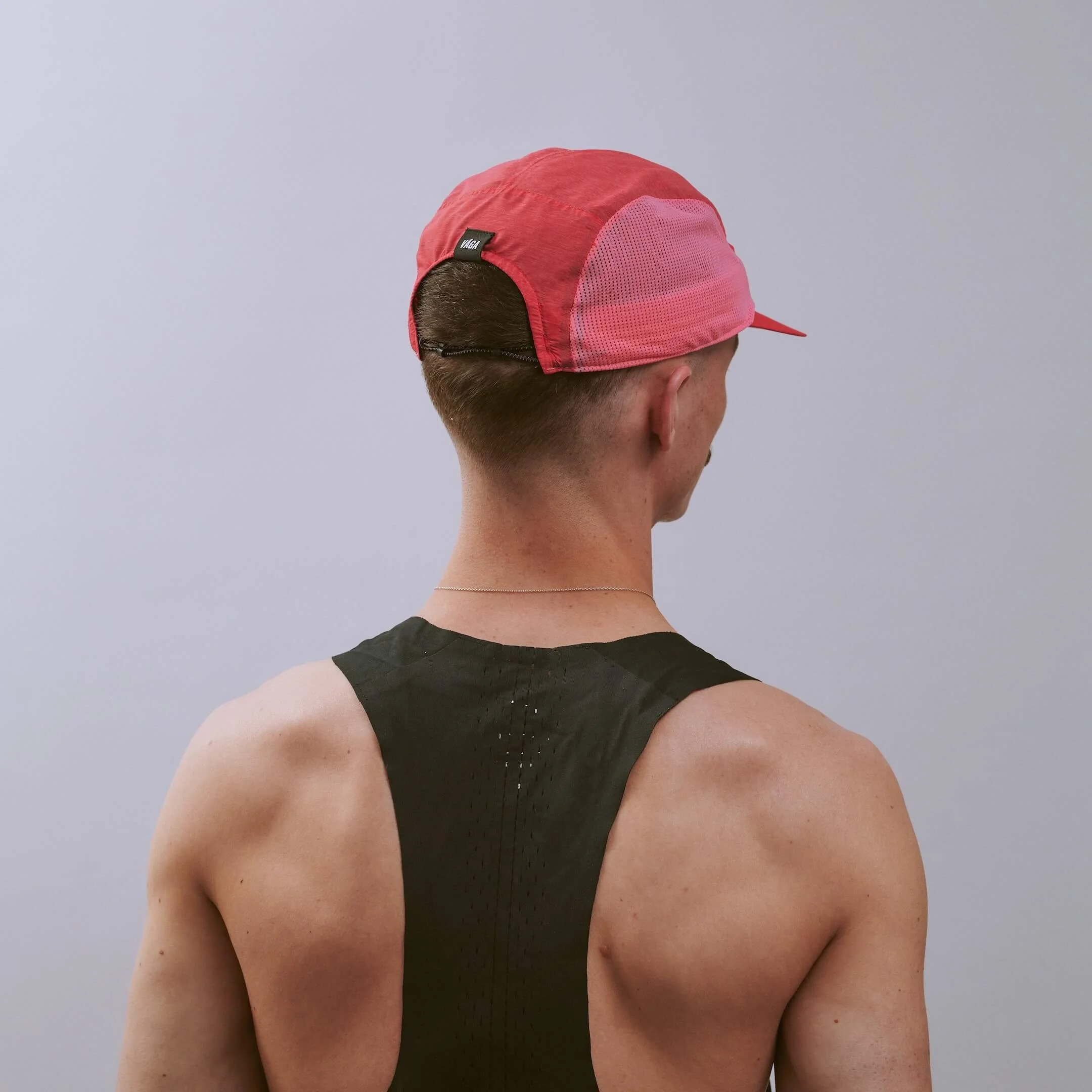 vaga-mesh-flex-running-cap-darkpink-pink-r-model-angle.jpg