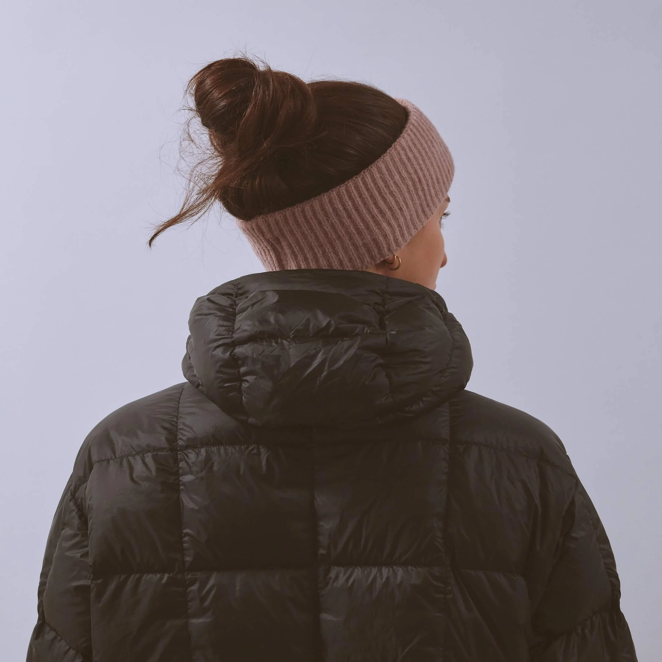 vaga-midweight-running-headband-duskyrose-model-back-angle.jpg