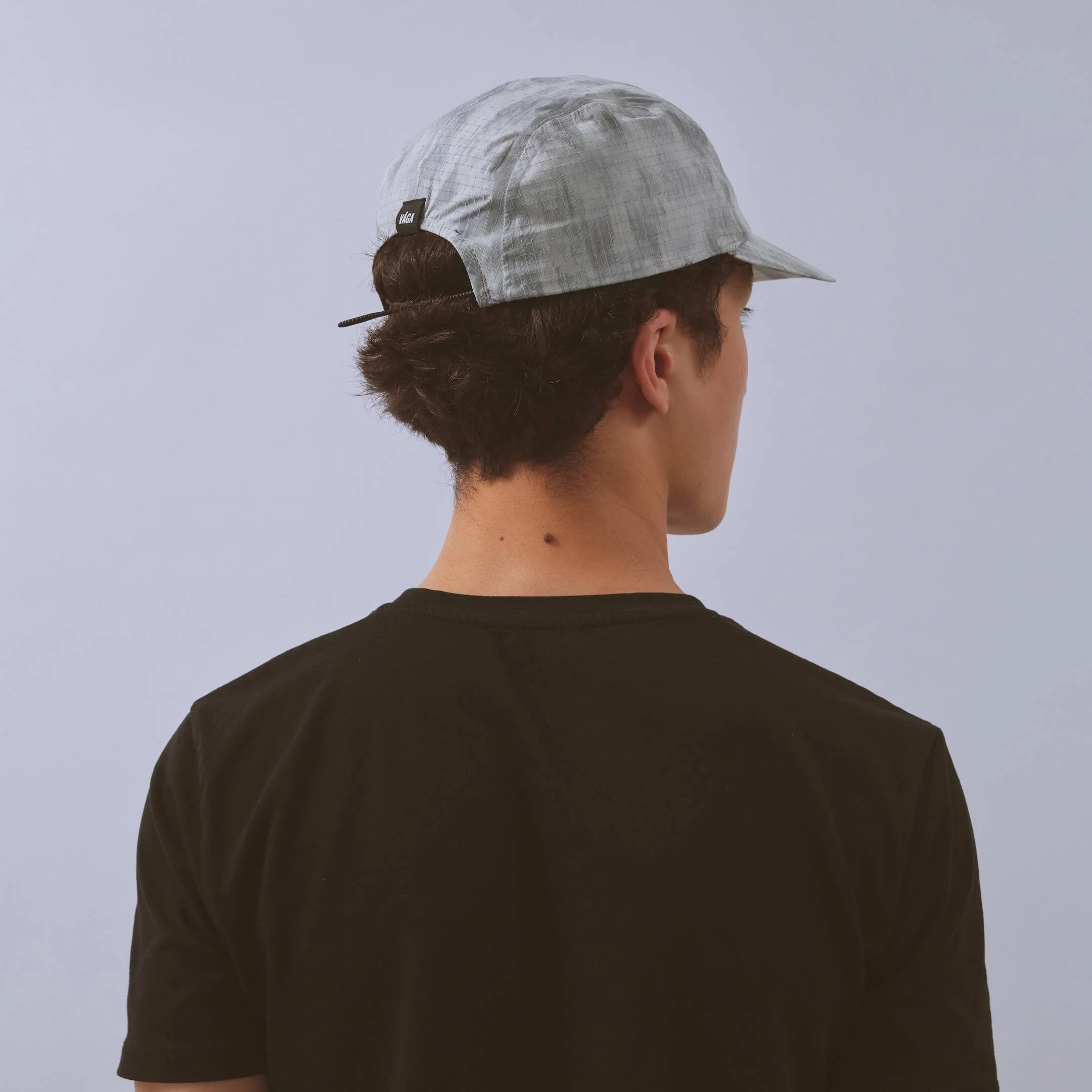 vaga-night-club-running-cap-lightgrey-silver-model-back-angle.jpg