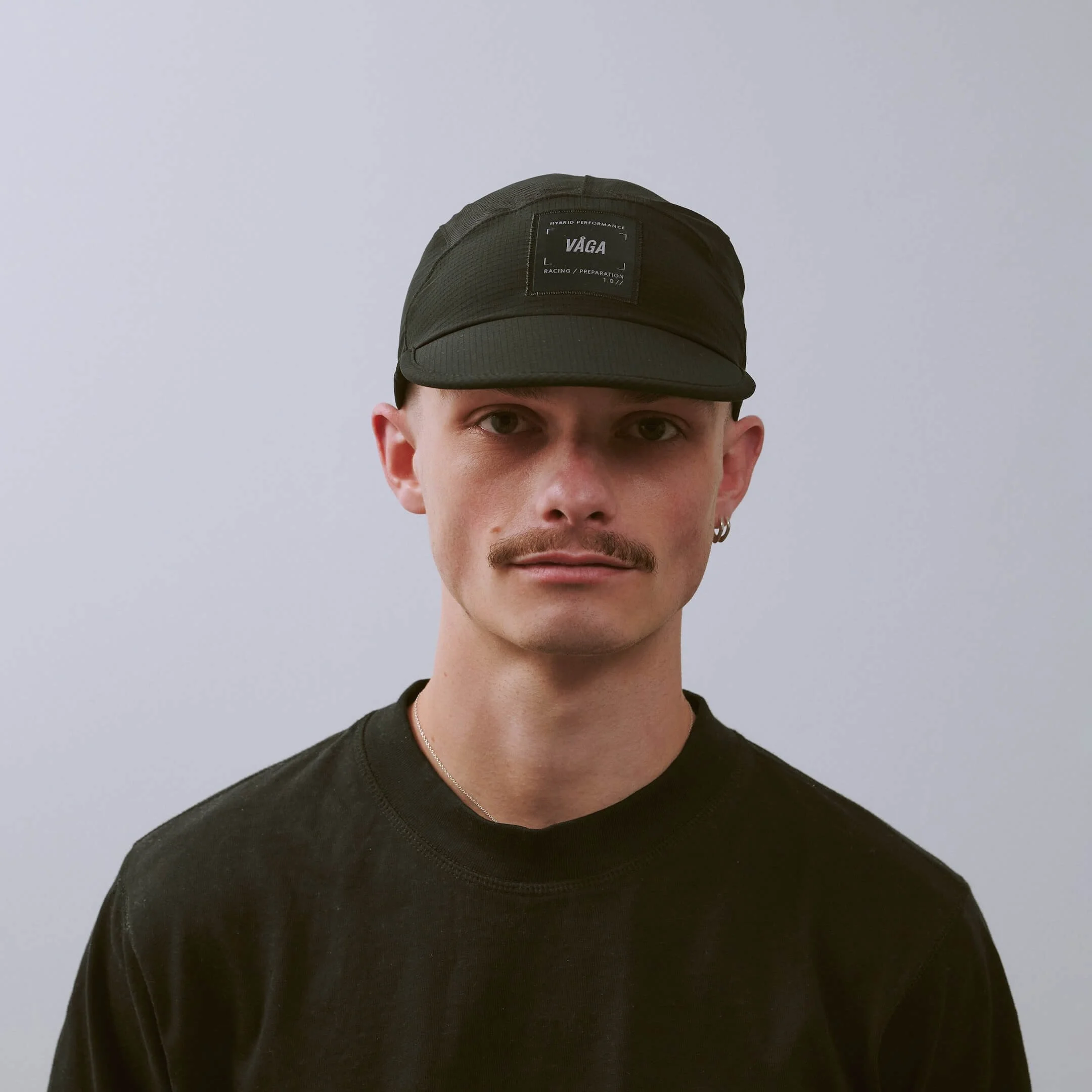 vaga-transit-lite-cap-unstructured-running-cap-black-r-model-front.jpg