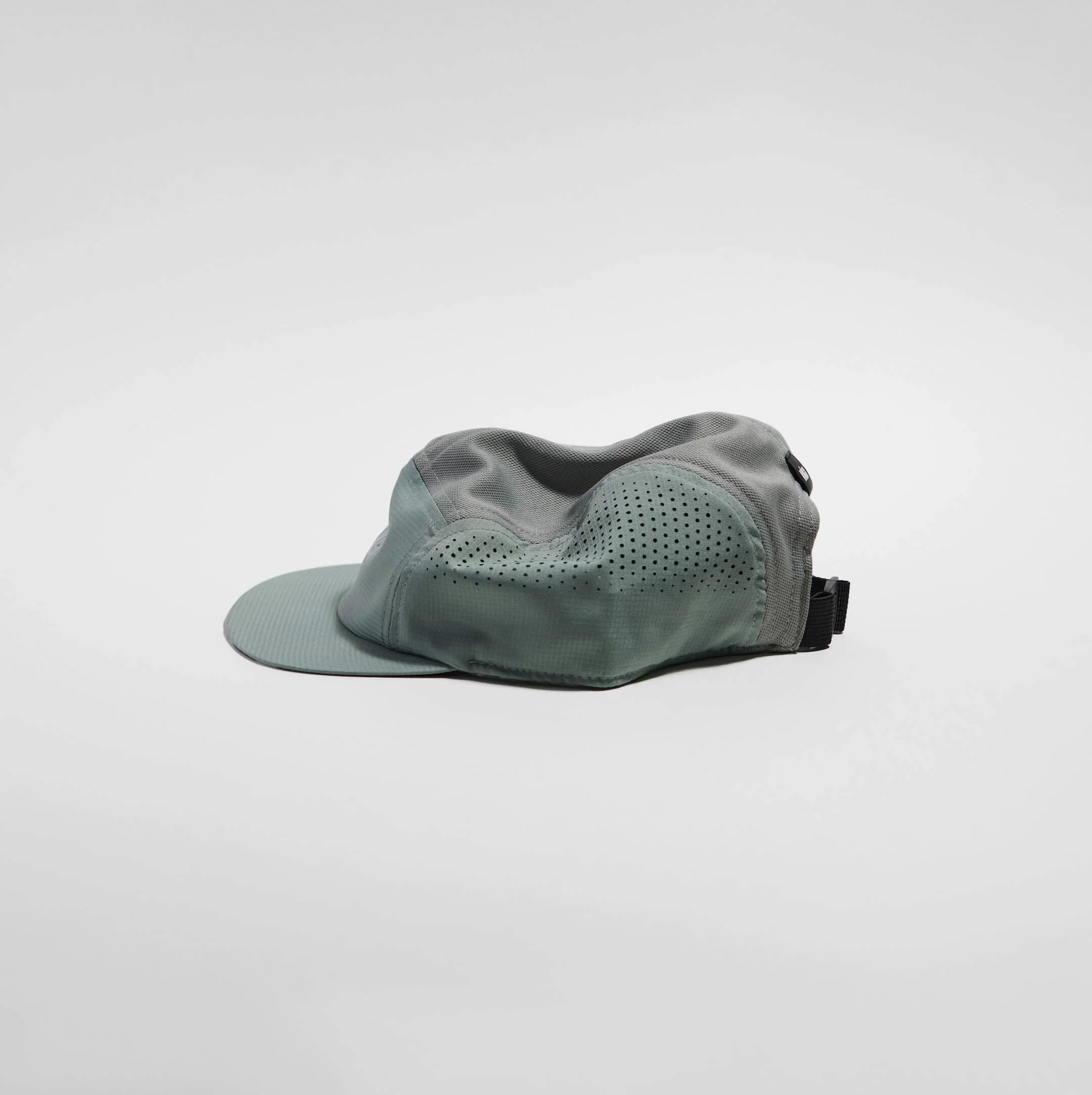vaga-feather-racing-cap-running-cap-sage-green-reverse-side.jpg