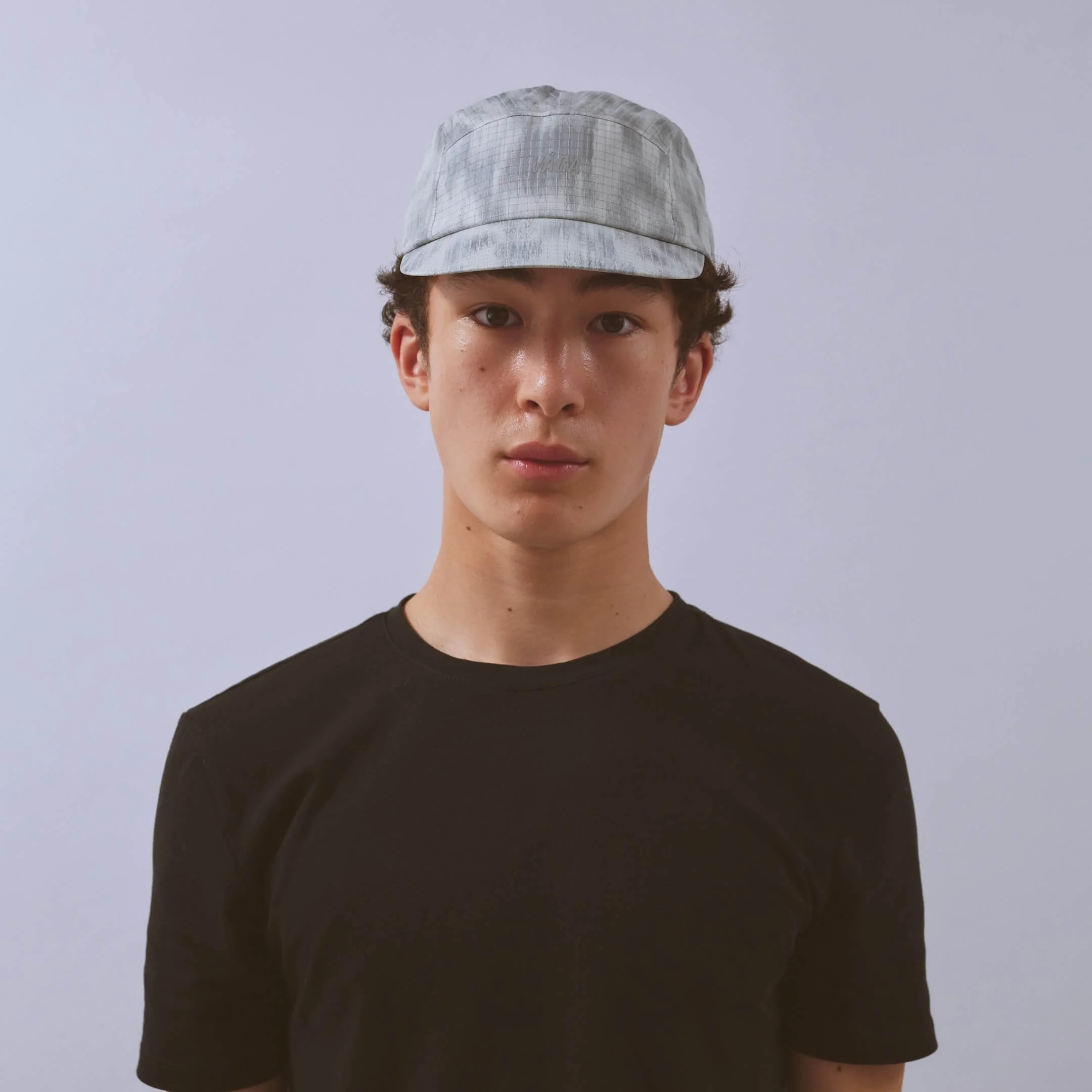 vaga-night-club-running-cap-lightgrey-silver-model-front.jpg