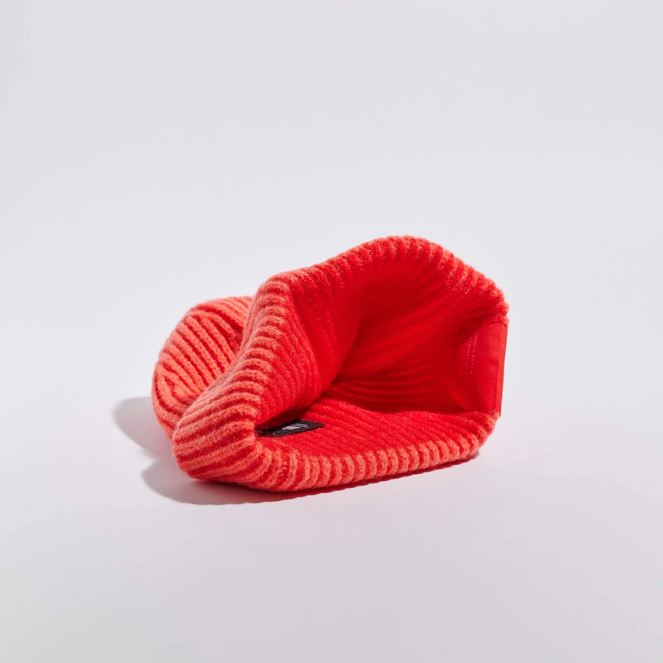 vaga-midweight-running-beanie-neonpeach-flamered-inside.jpg