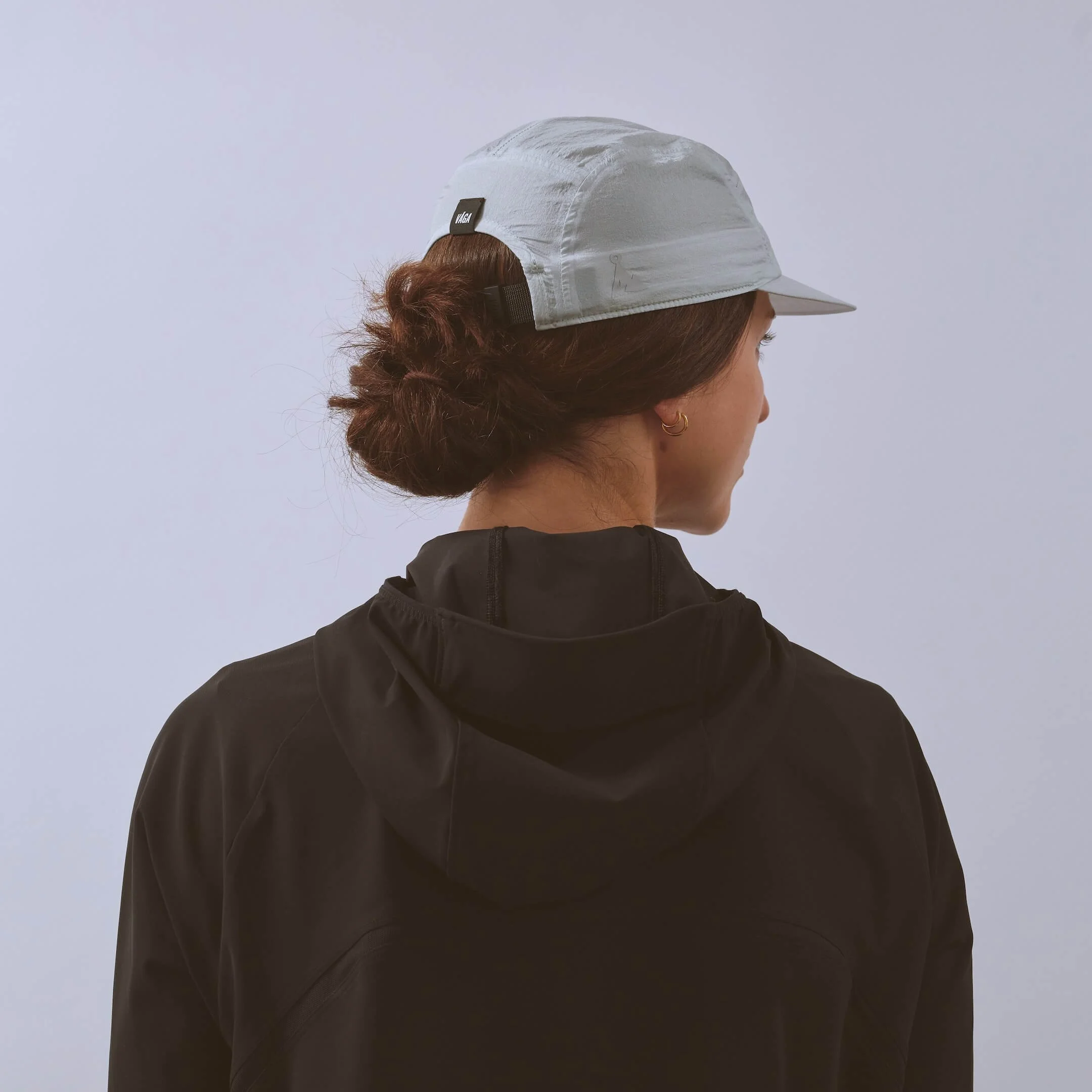 vaga-wind-resistant-cap-running-cap-lightgrey-model-back-angle.jpg