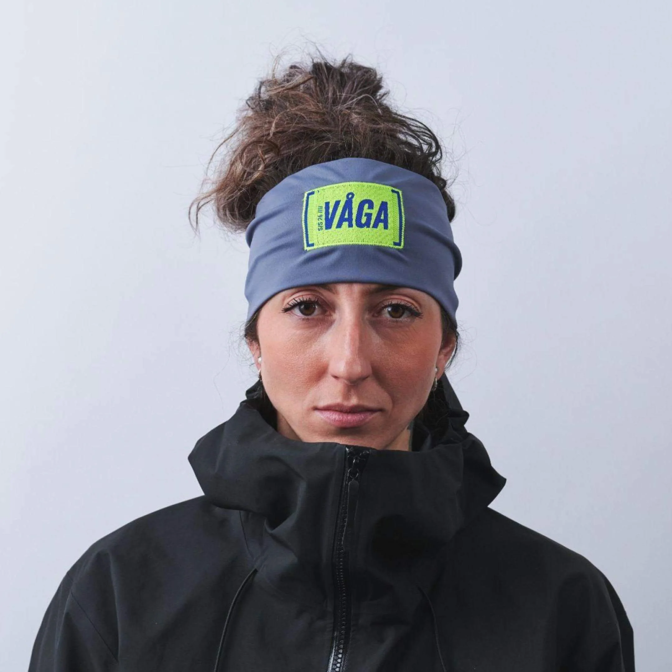 vaga-midweight-supersoft-running-headband-slateblue-model-front.jpg