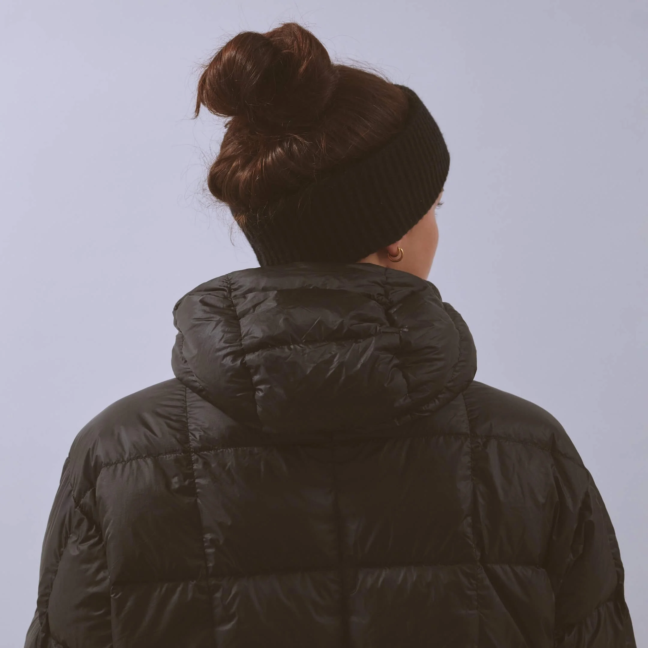 vaga-midweight-running-headband-black-model-back-angle.jpg