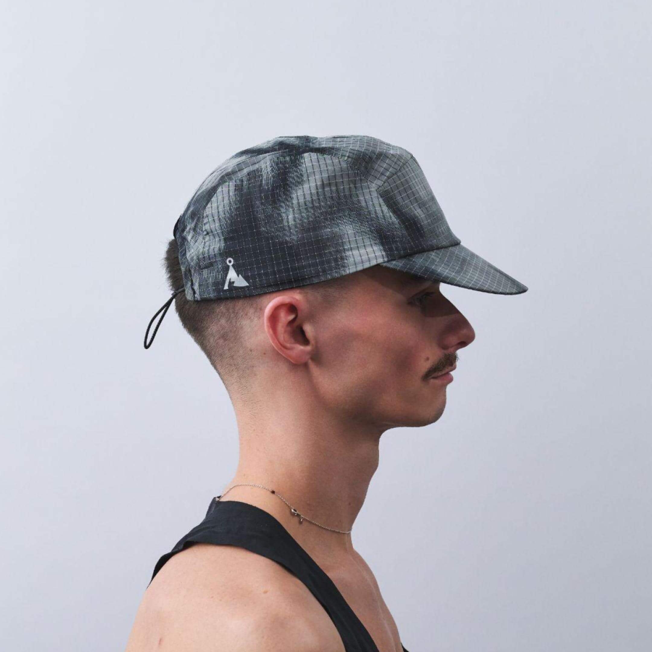 vaga-night-club-reflective-running-cap-black-grey-model-profile.jpg