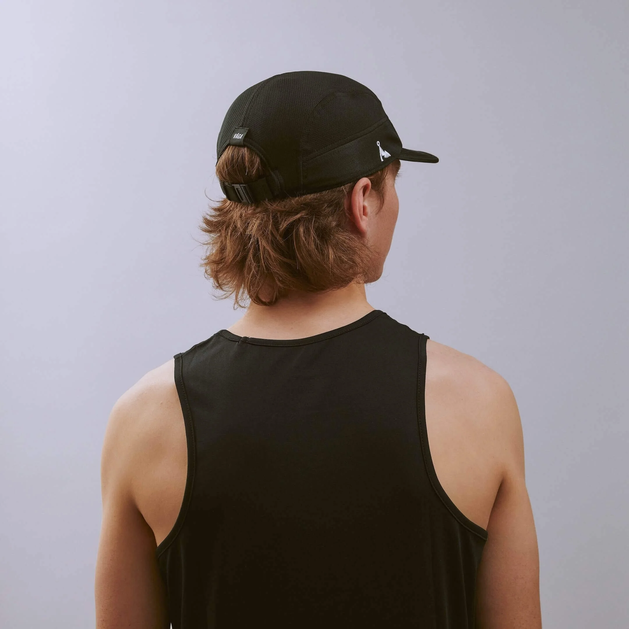 vaga-club-cap-running-cap-stormblack-model-angle.jpg