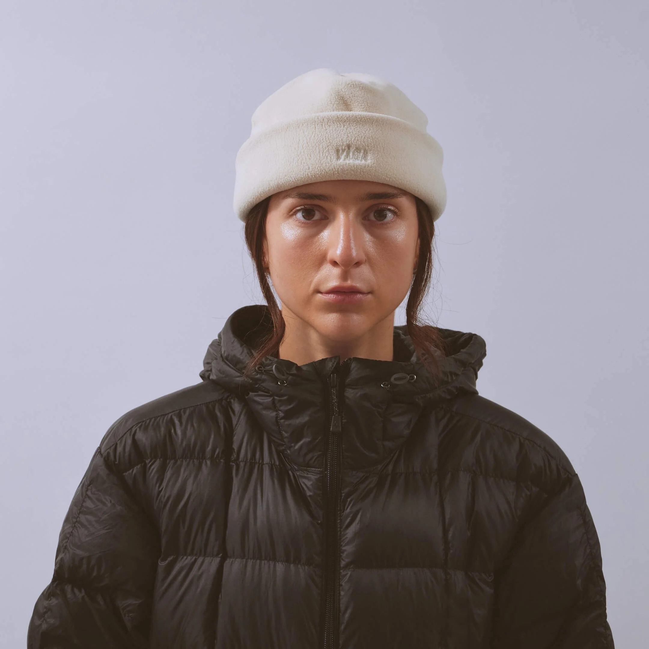 vaga-fleece-beanie-running-hat-ecru-model-front.jpg