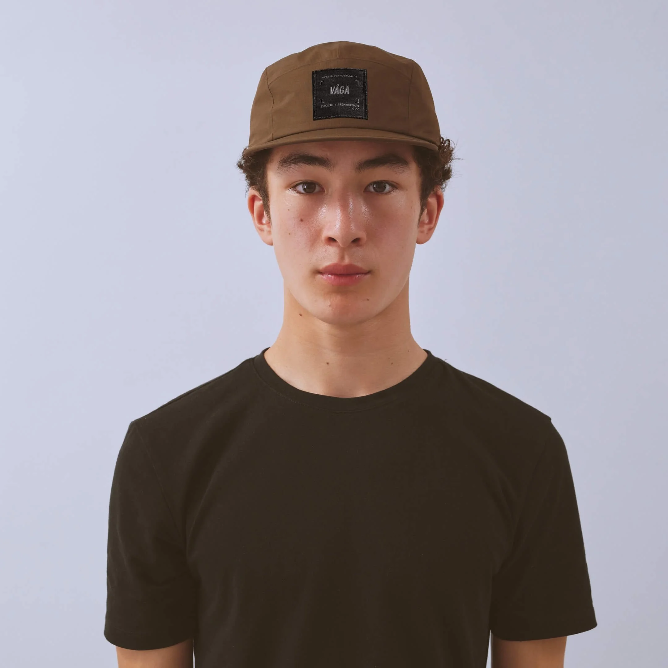 vaga-waterproof-fell-cap-running-cap-brown-model-front.jpg