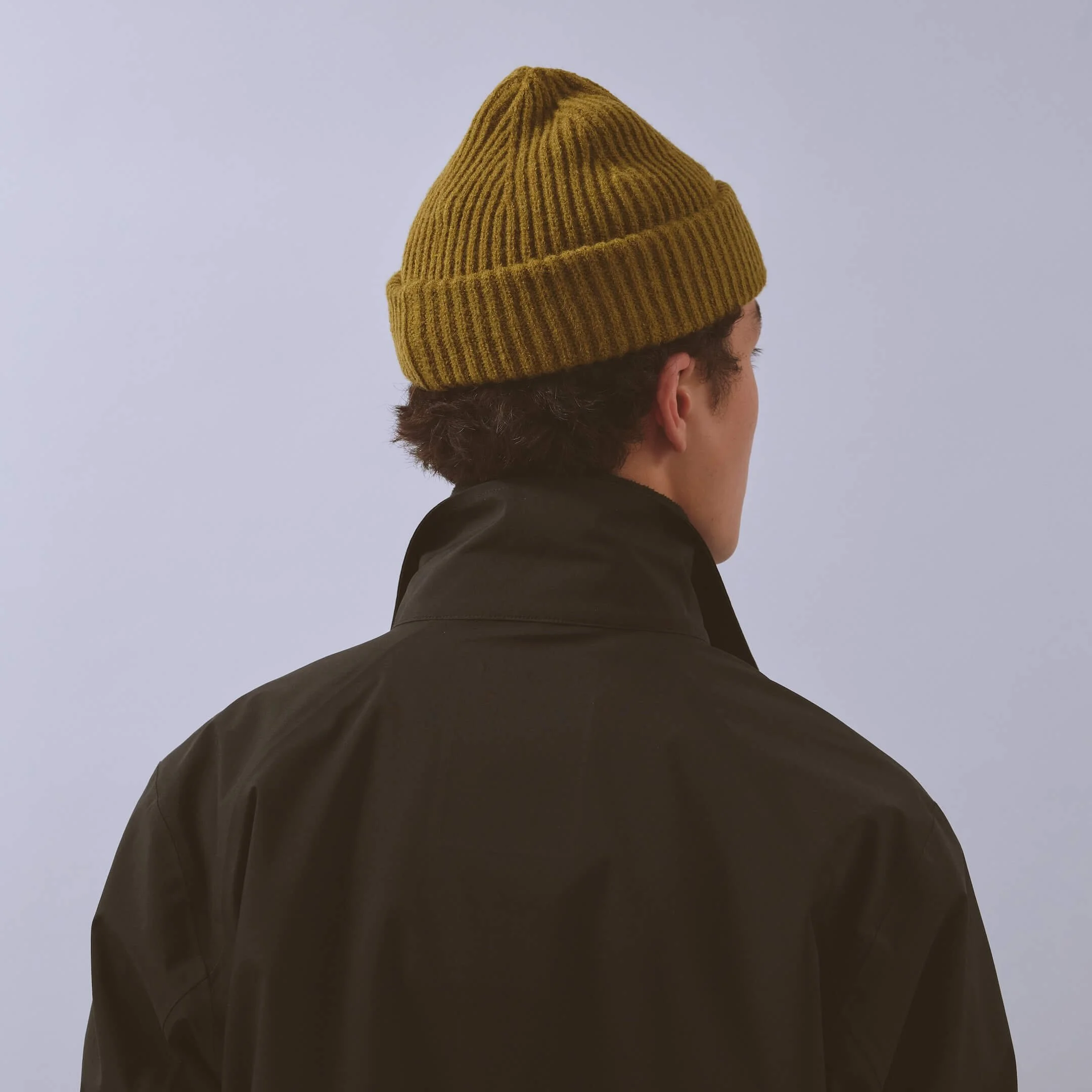 vaga-midweight-running-beanie-mossgreen-model-back-angle.jpg