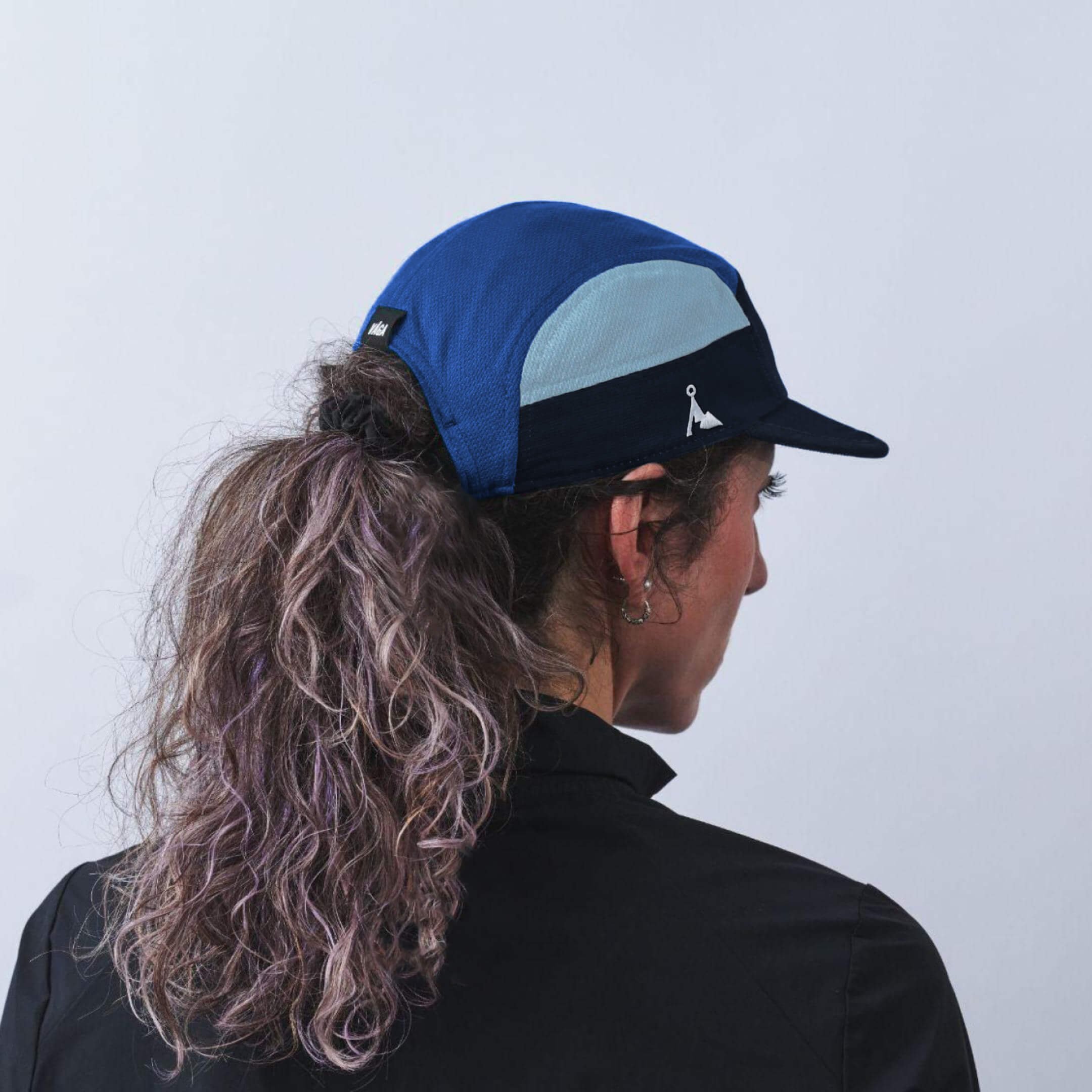 vaga-club-cap-running-cap-bluebird-model-profile.jpg