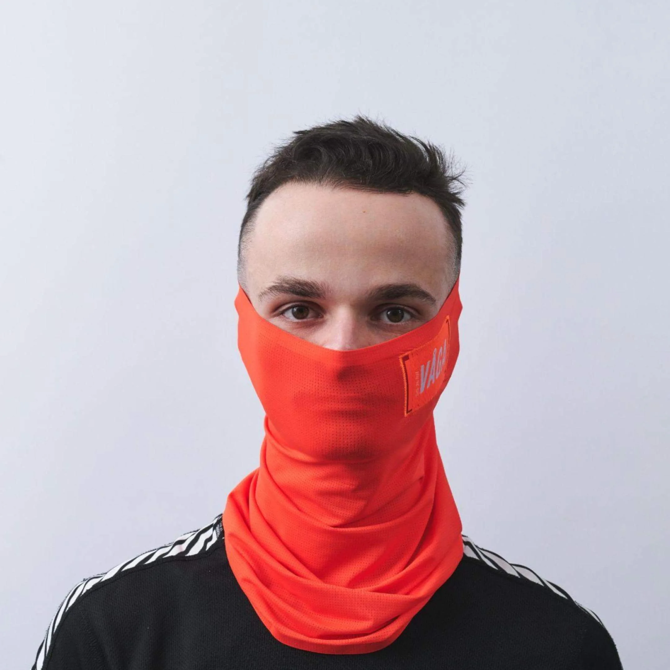 vaga-lightweight-mesh-running-neck-gaiter-neonpeach-model-front.jpg