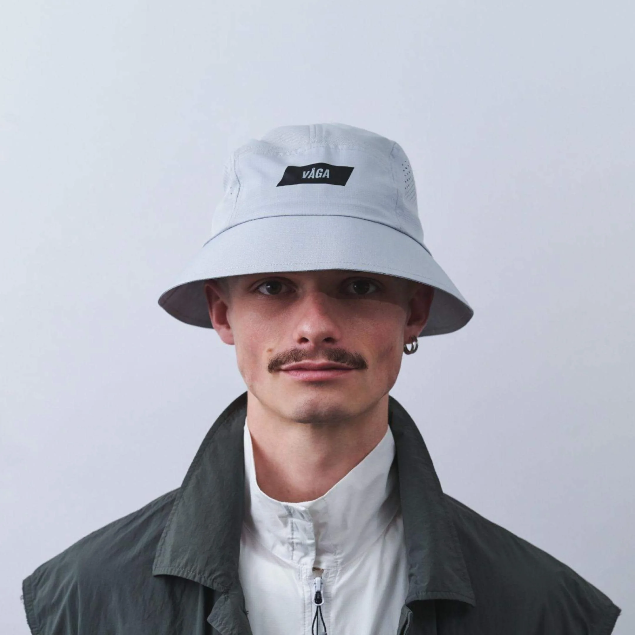 vaga-feather-racing-bucket-hat-aluminiumgrey-model-front.jpg