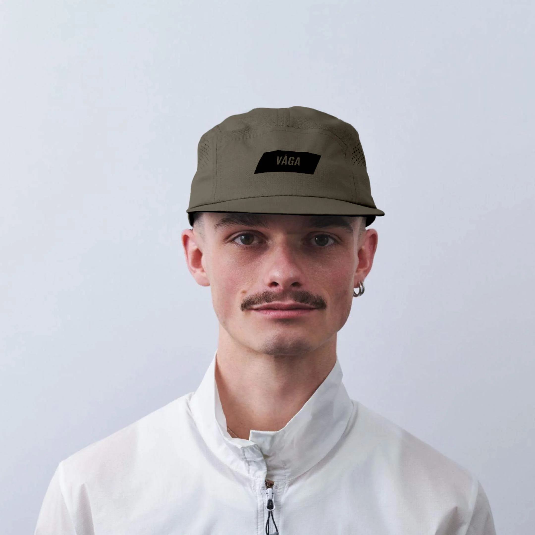 vaga-feather-racing-cap-taupe-model-front.jpg