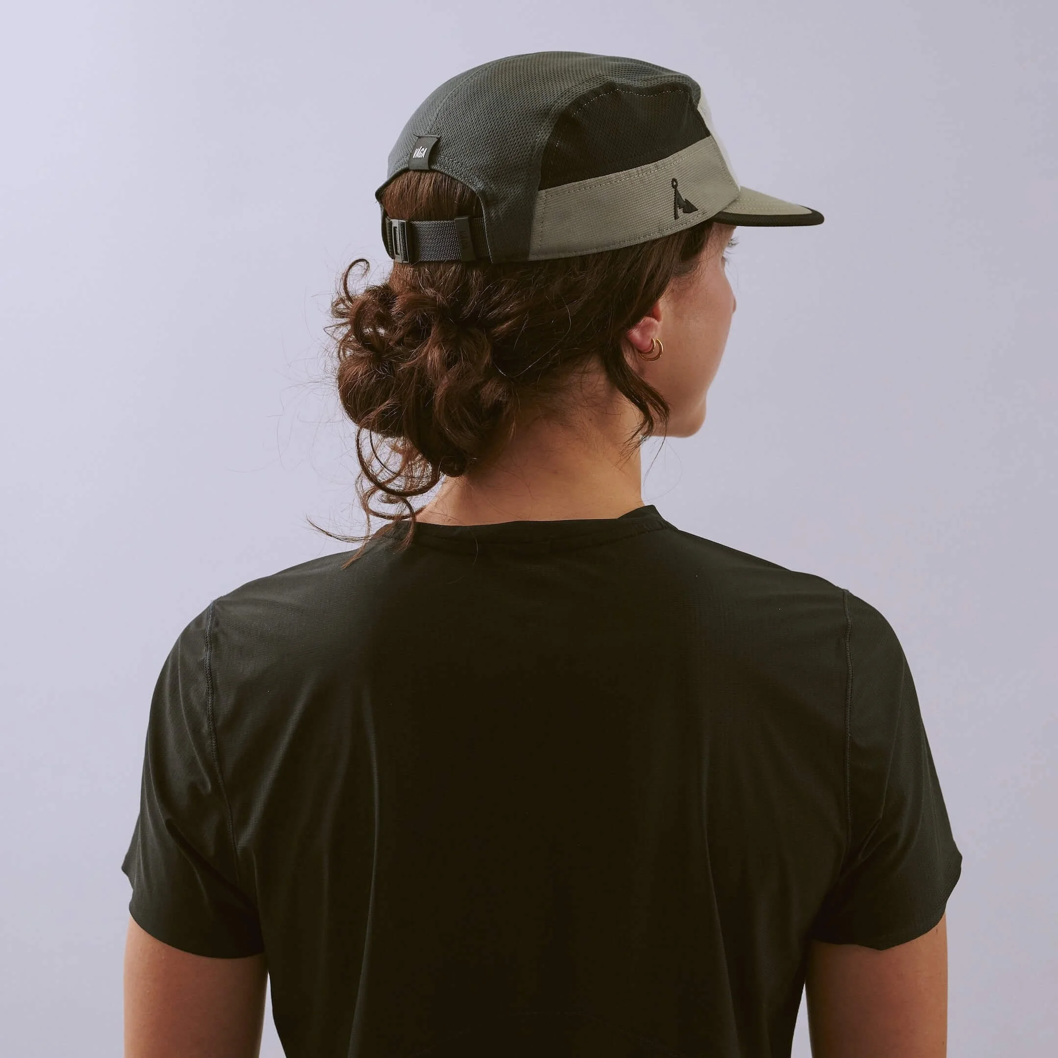 vaga-club-cap-running-cap-LightGrey-MidGrey-Black-l-model-angle.jpg