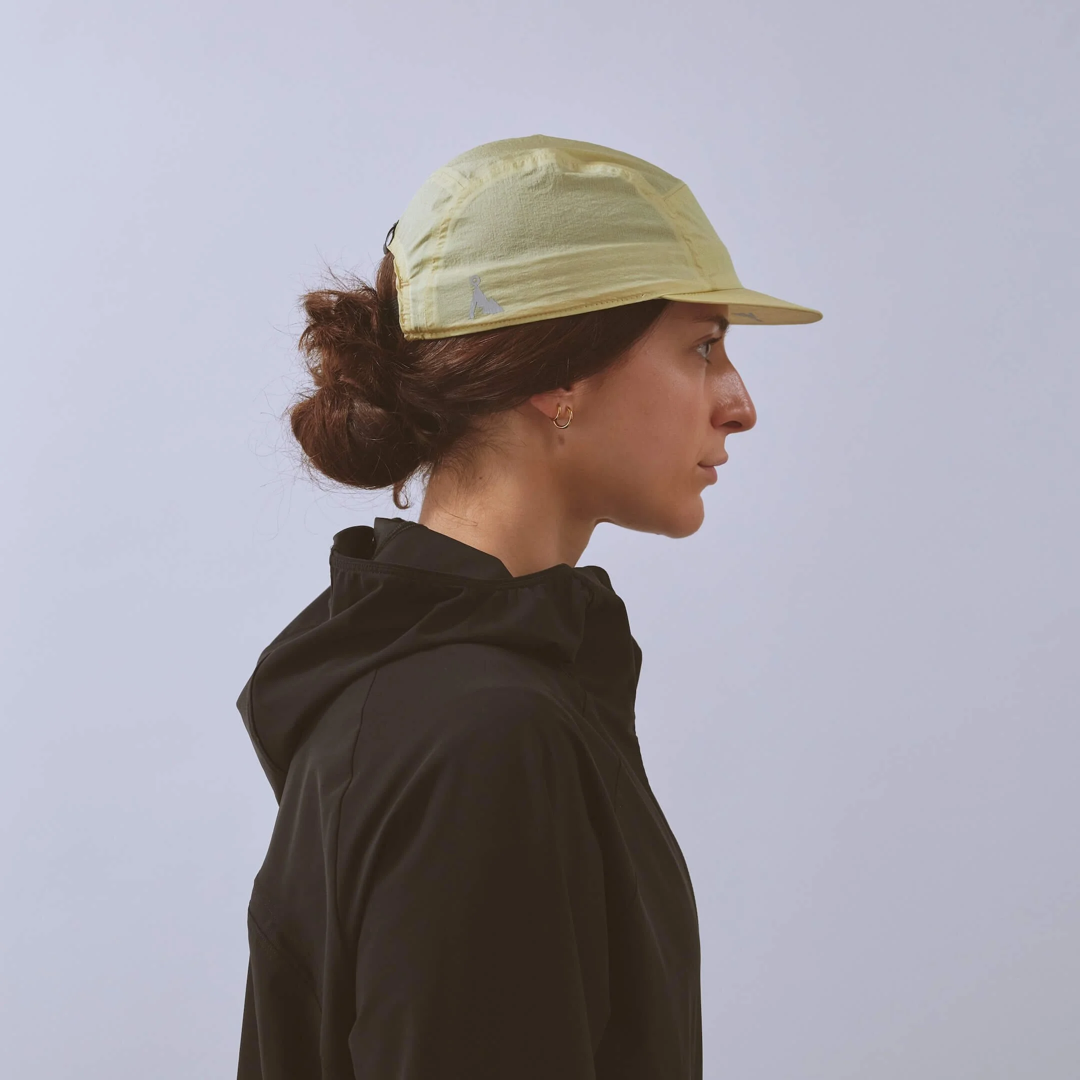 vaga-wind-resistant-cap-running-cap-sagegreen-model-profile.jpg