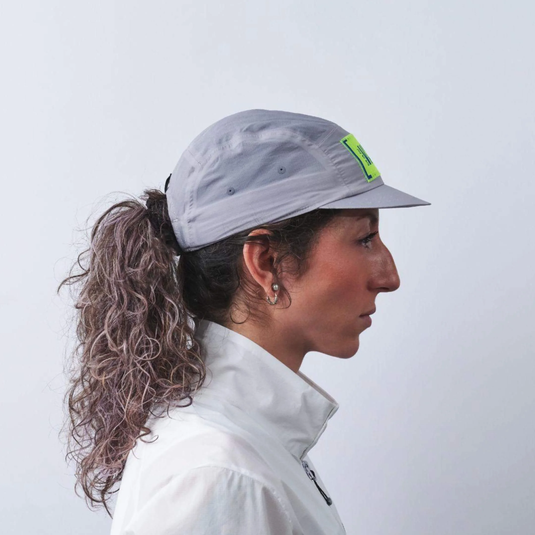 vaga-feather-edge-cap-racing-cap-grey-model-profile.jpg