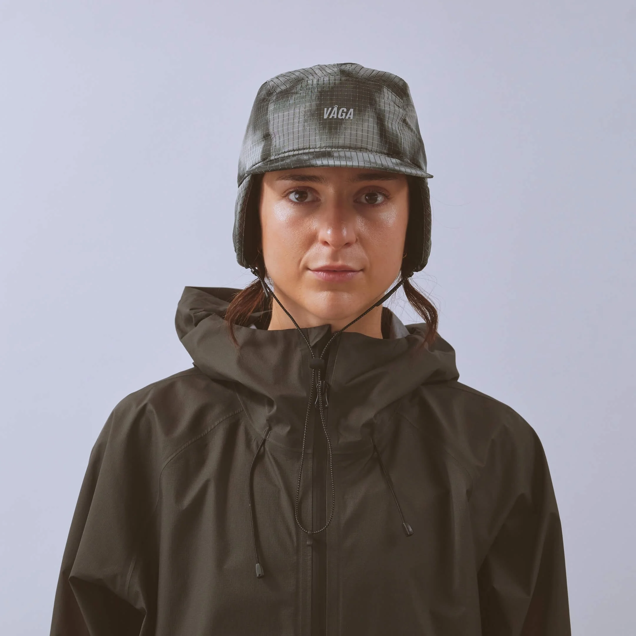 vaga-padded-hiker-cap-black-greyreflective-model-front.jpg