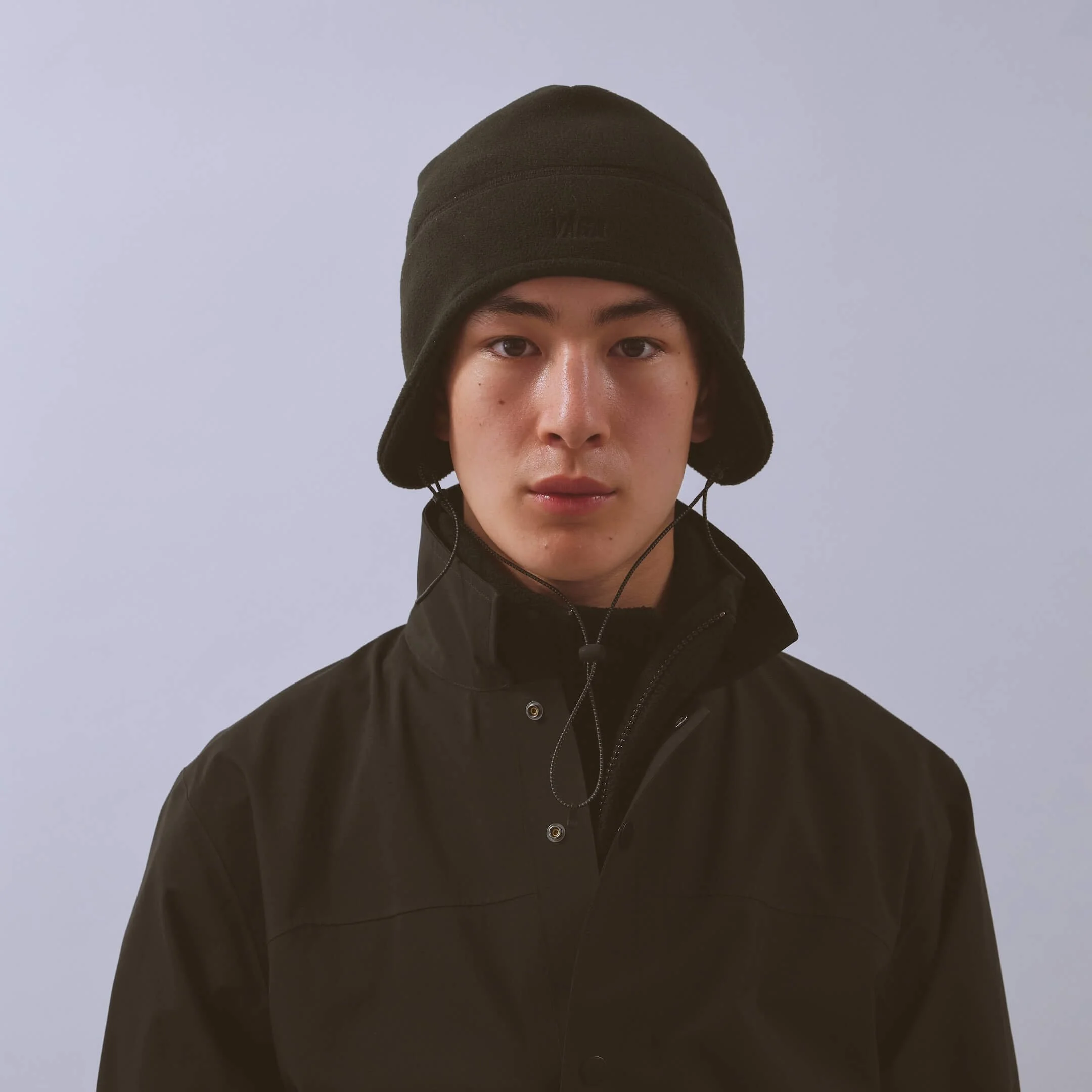 vaga-fleece-summit-beanie-running-hat-black-model-front.jpg