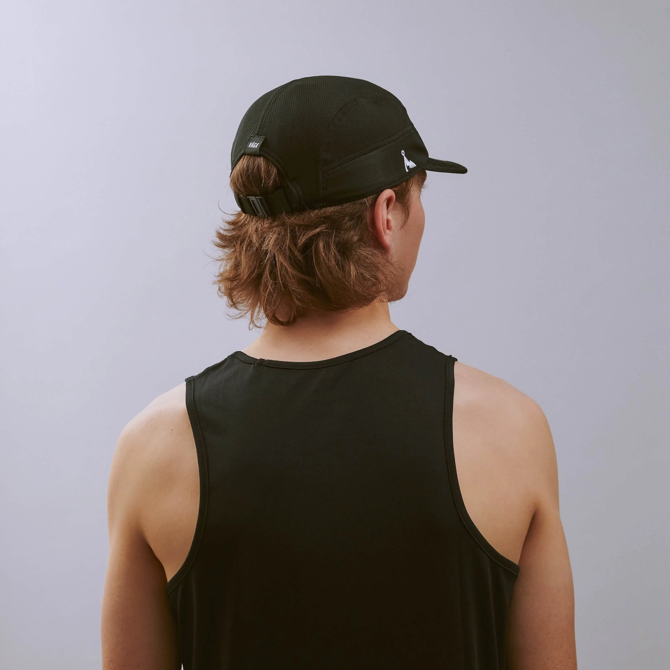 vaga-club-cap-running-cap-stormblack-e-model-angle.jpg