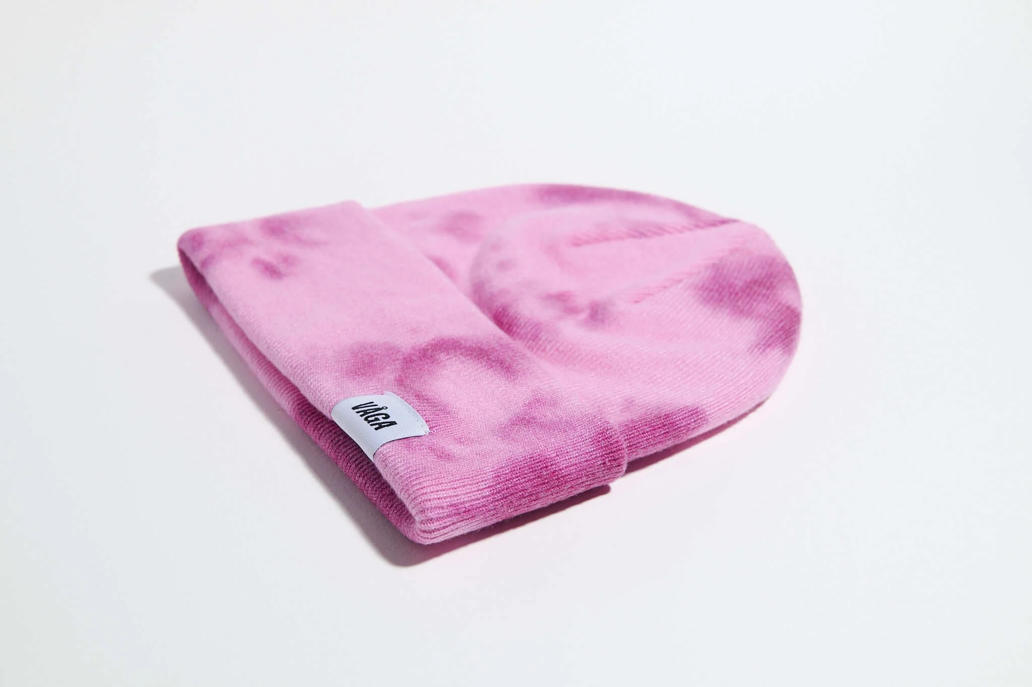 våga-fine-rib-beanie-bright-pink-neon-pink-angle.jpg