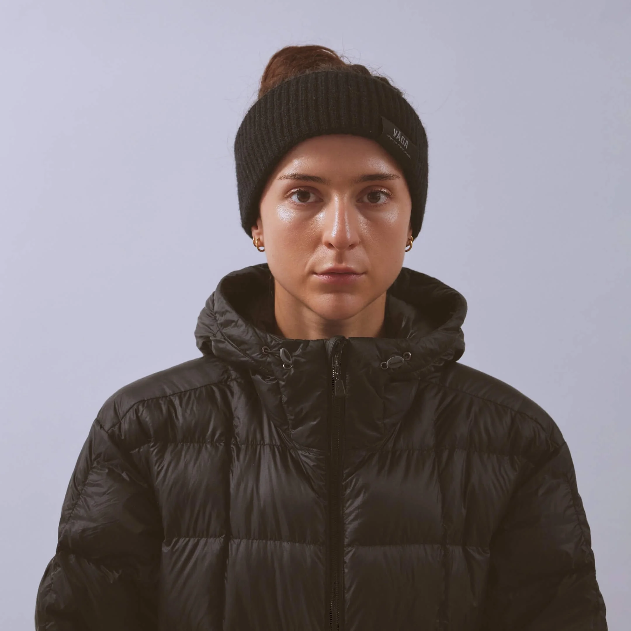 vaga-midweight-running-headband-black-model-front.jpg