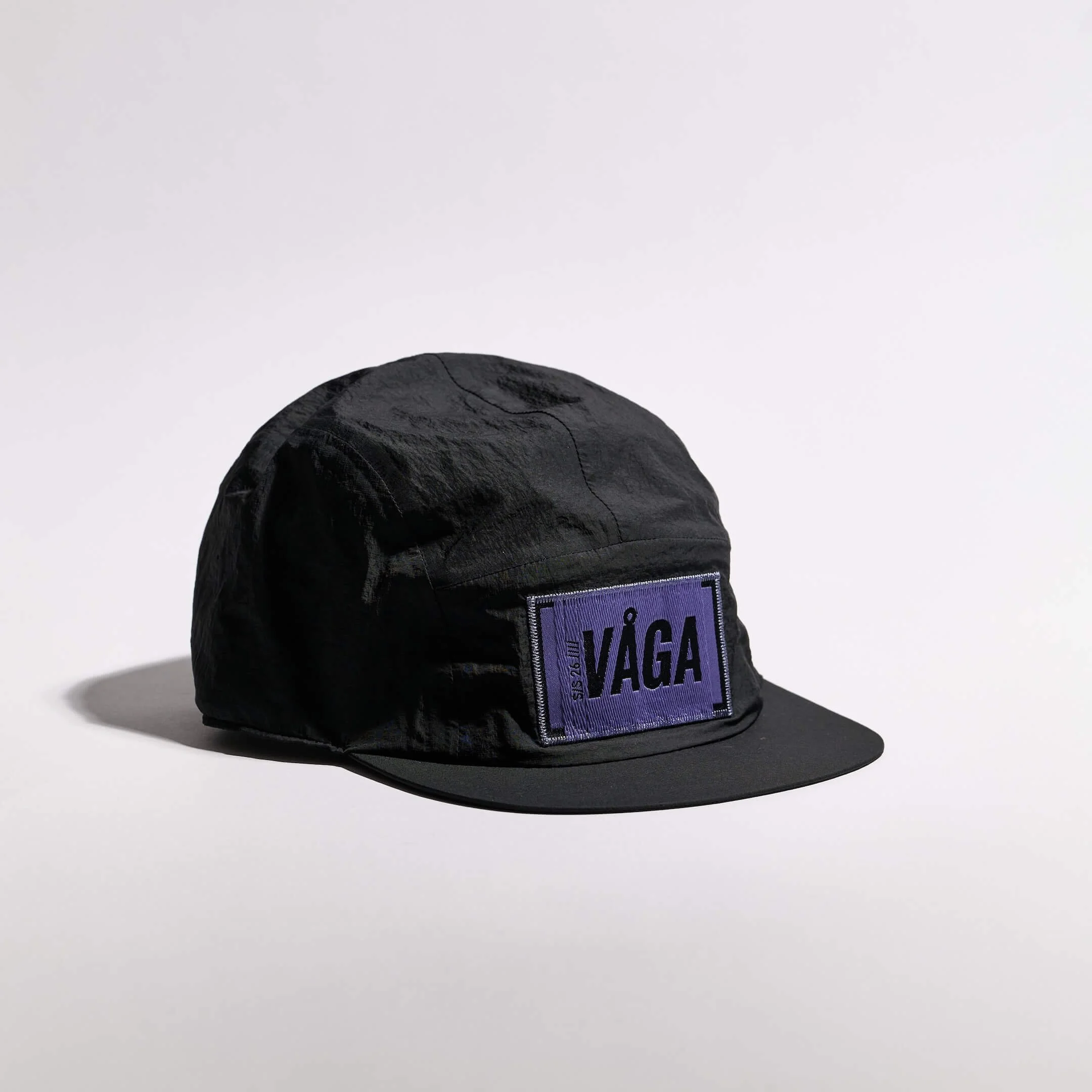 vaga-feather-edge-cap-racing-cap-black-angle.jpg