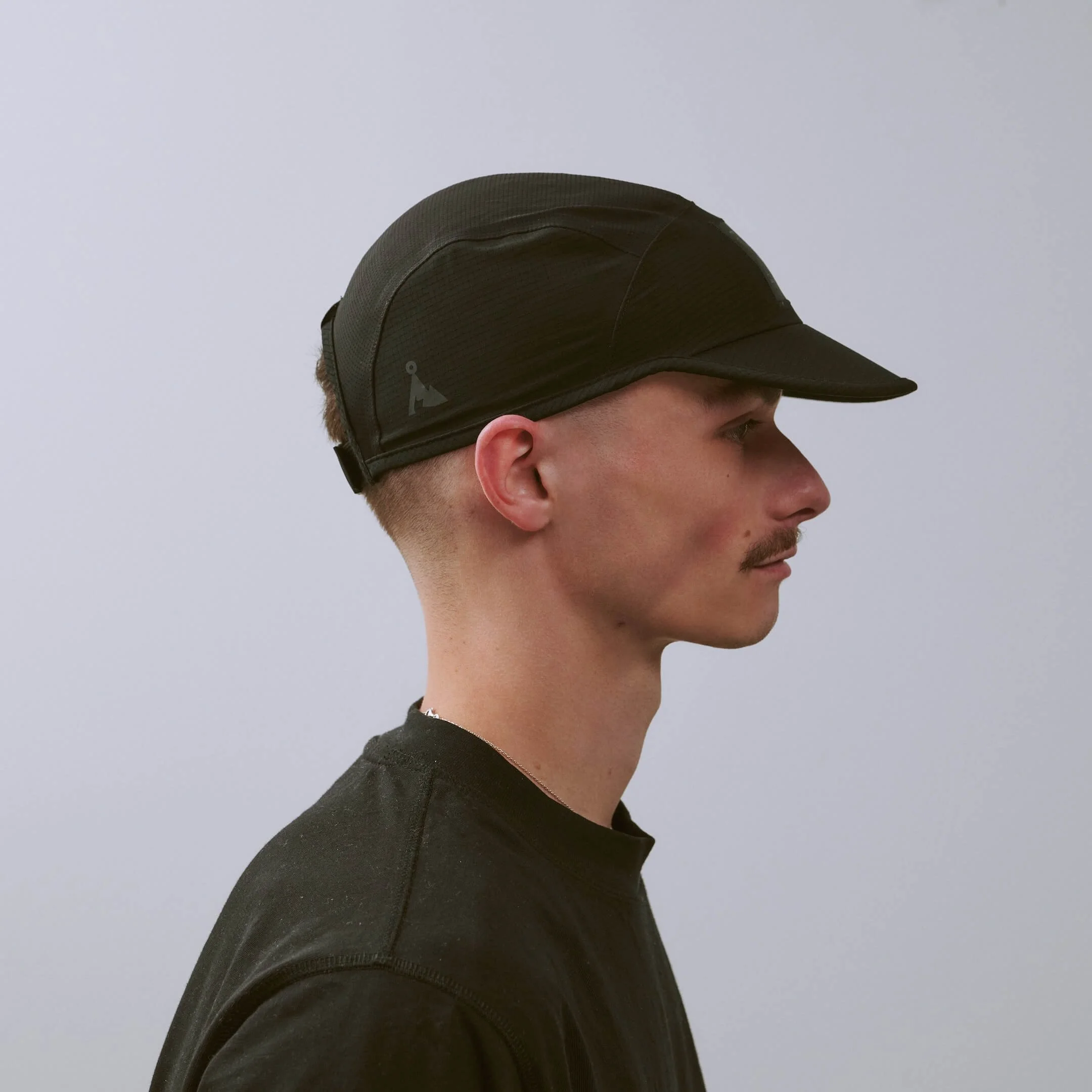 vaga-transit-lite-cap-unstructured-running-cap-black-r-model-profile.jpg