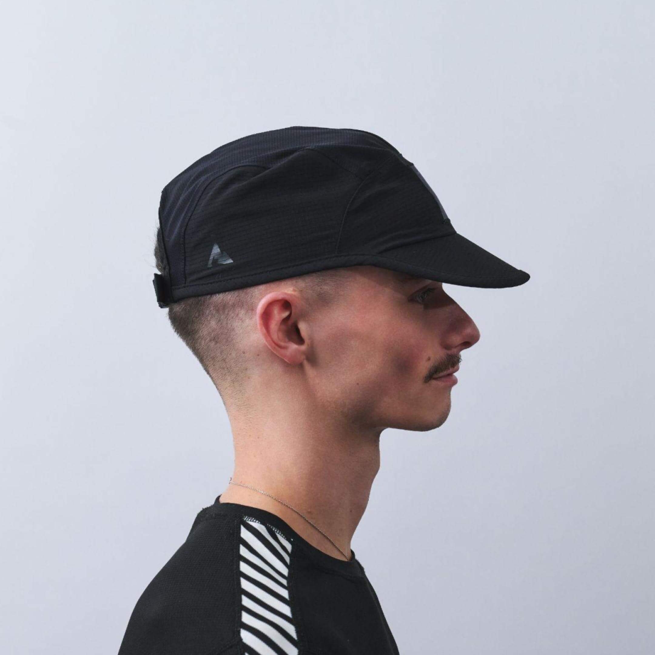 vaga-transit-lite-cap-unstructured-running-cap-black-model-profile.jpg