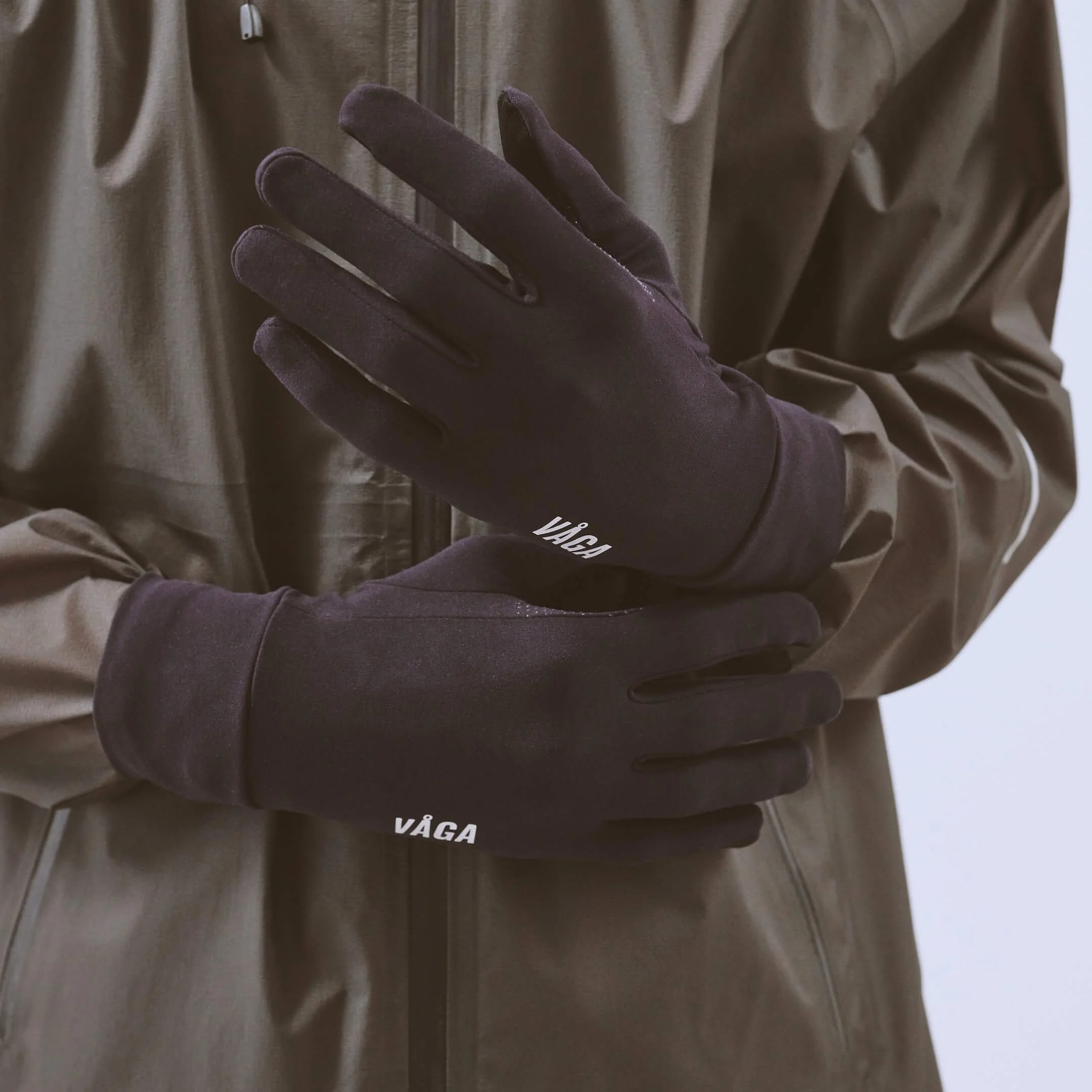 vaga-tempo-lite-running-glove-black-model-hands.jpg