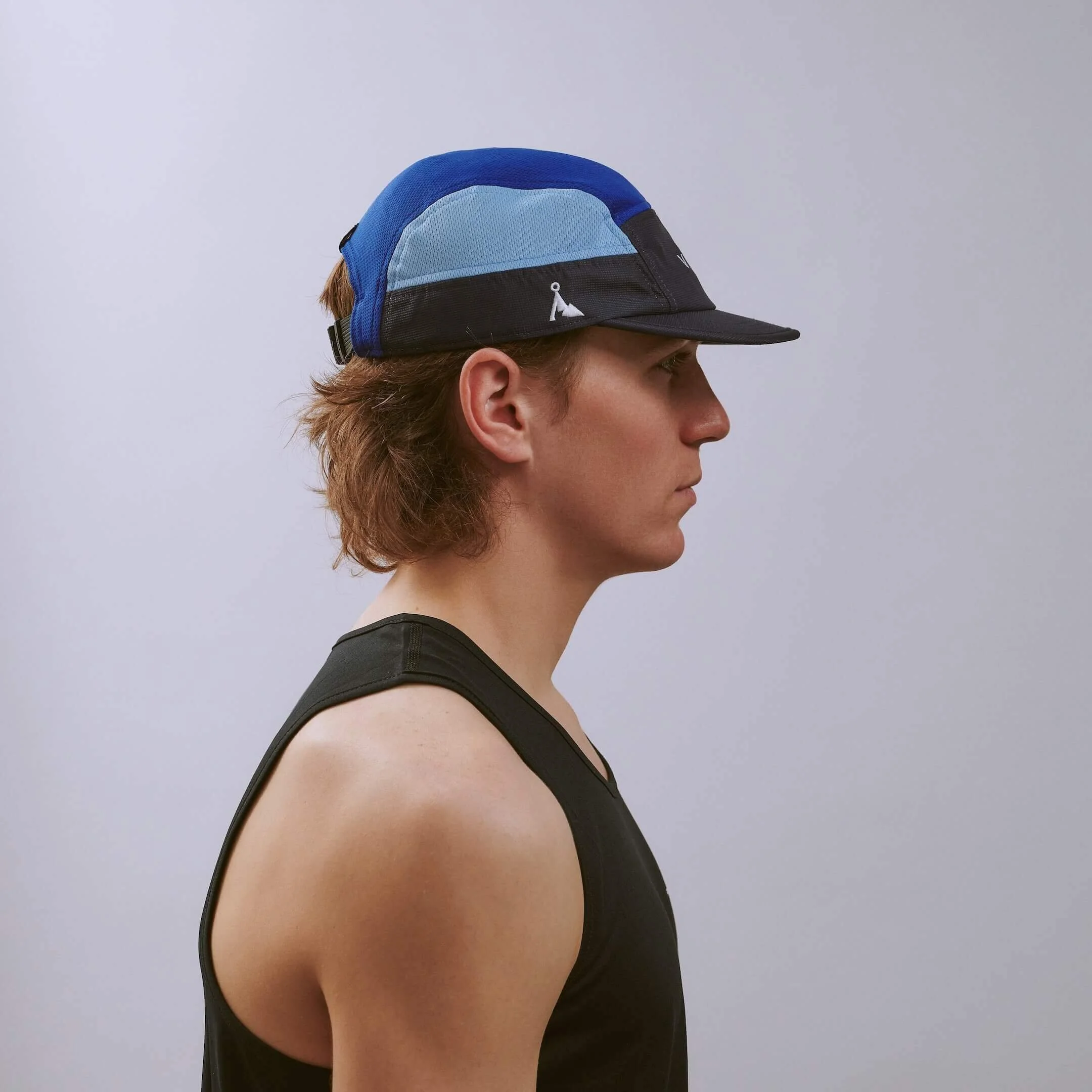 vaga-club-cap-running-cap-bluebird-model-profile.jpg