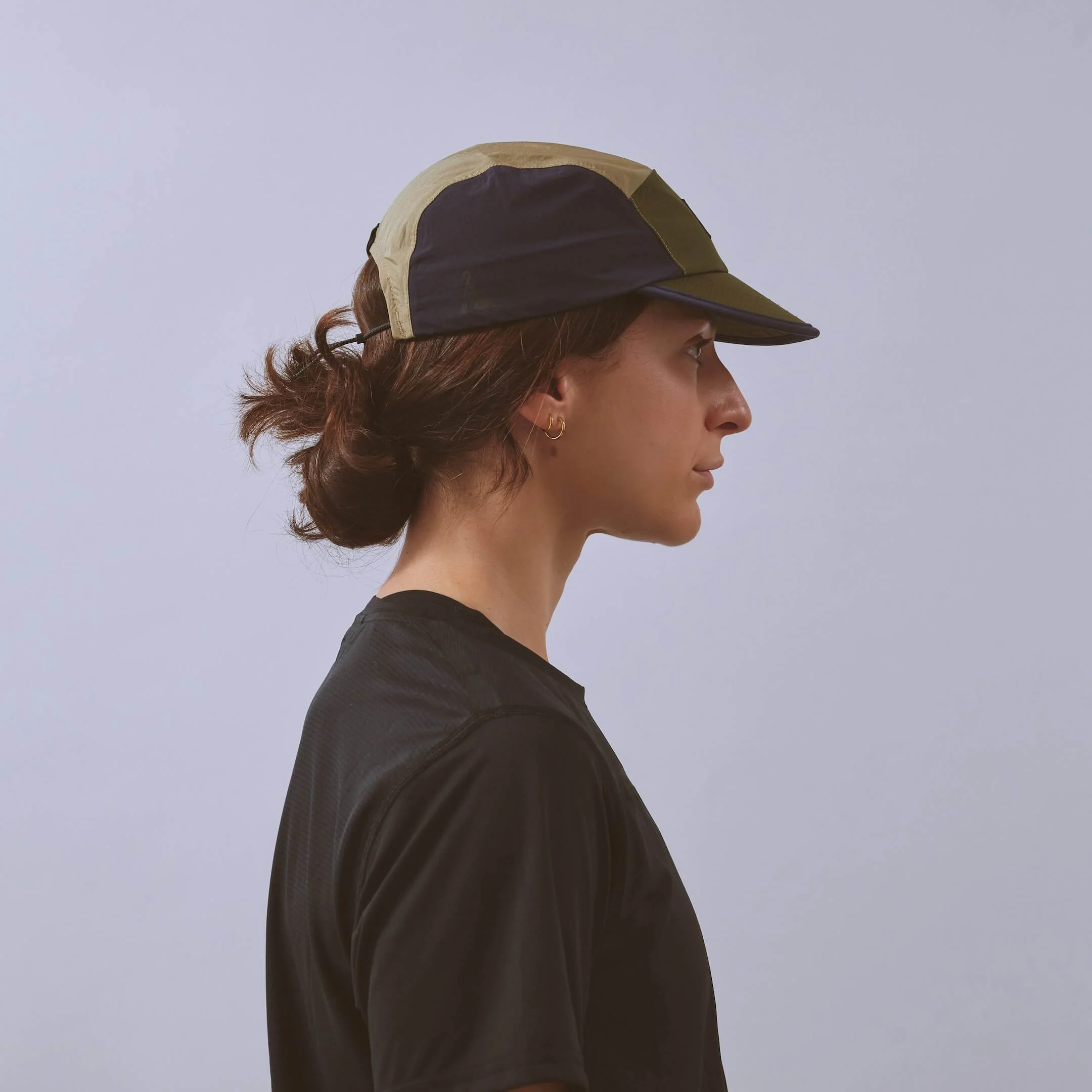 vaga-pacer-running-cap-navyblue-utilitygreen-taupe-model-profile.jpg