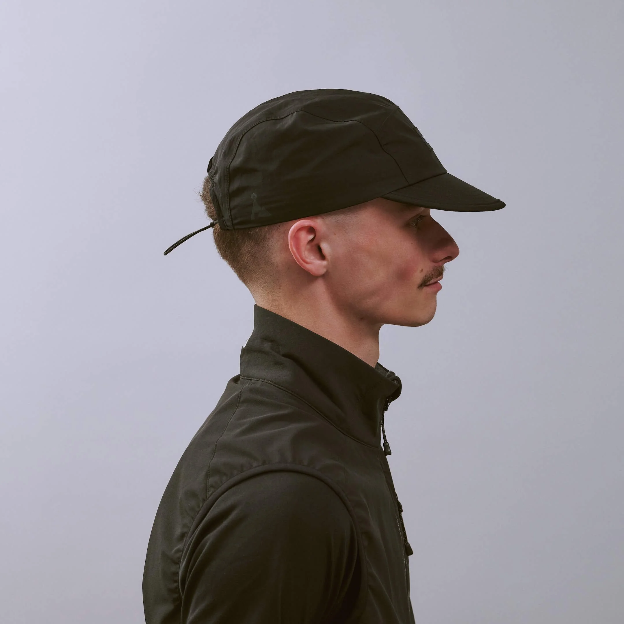 vaga-pacer-cap-running-cap-black-r-model-profile.jpg