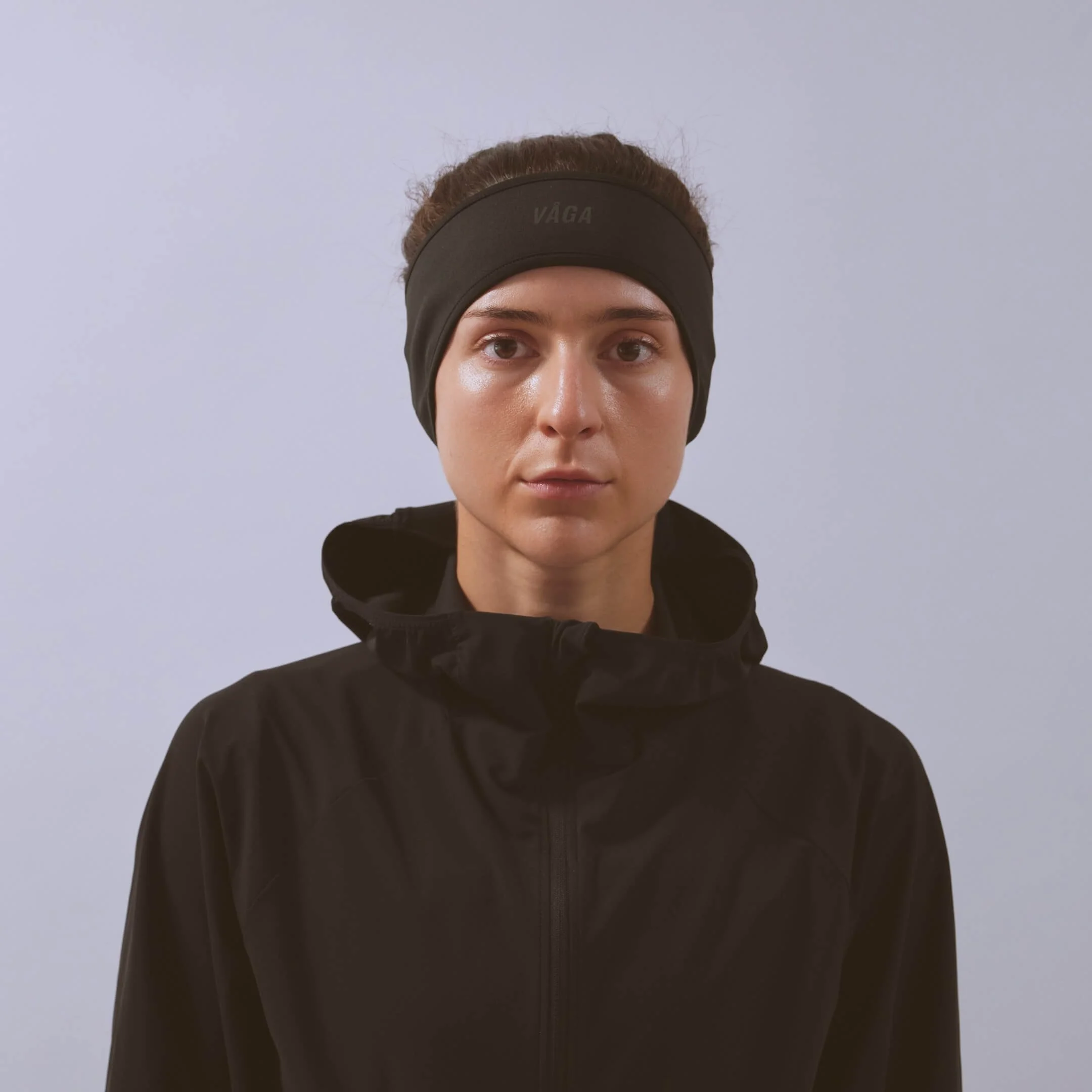 vaga-performance-running-headband-black-model-front.jpg