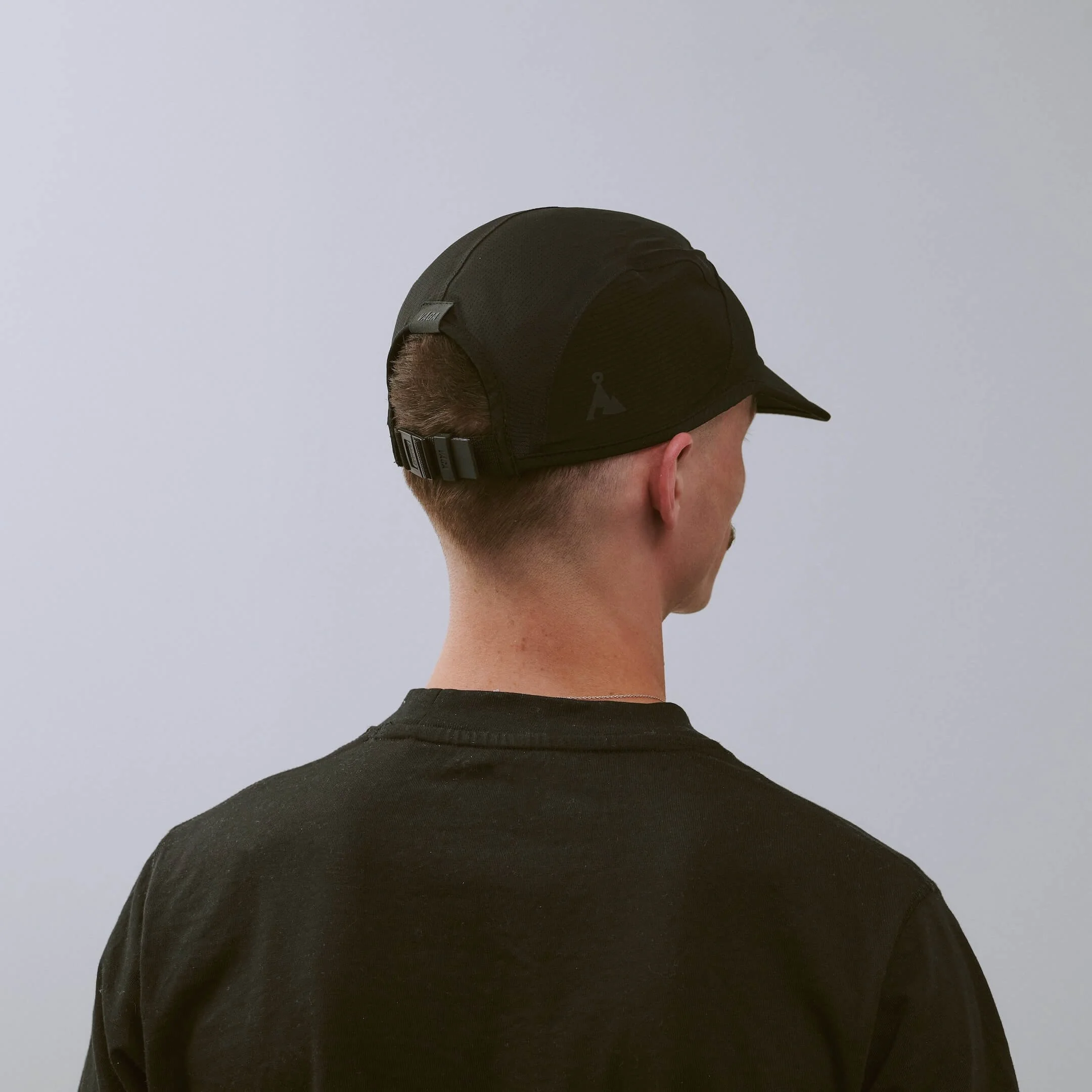 vaga-transit-lite-cap-unstructured-running-cap-black-r-model-angle.jpg