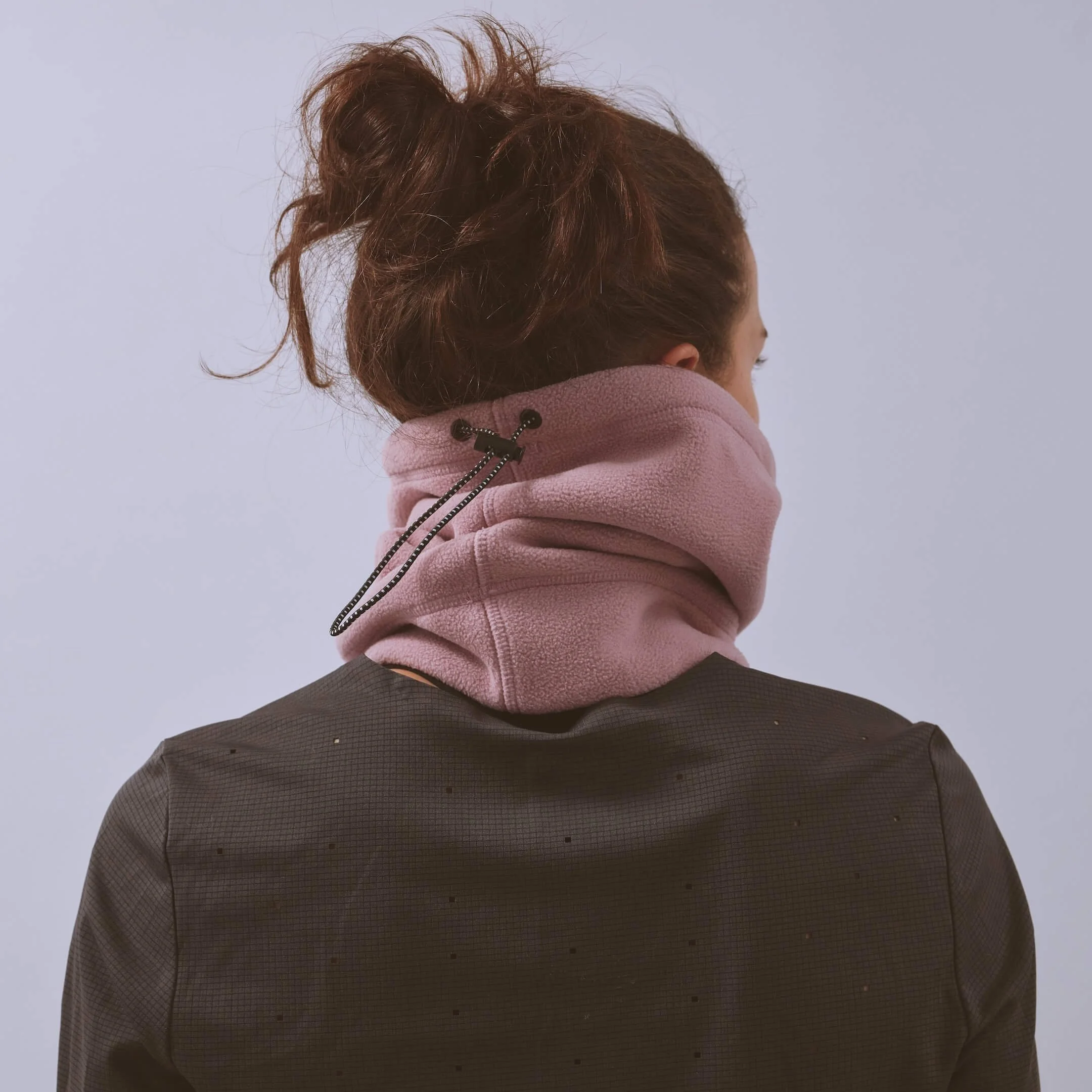 vaga-fleece-neck-gaiter-duskyrose-model-back.jpg