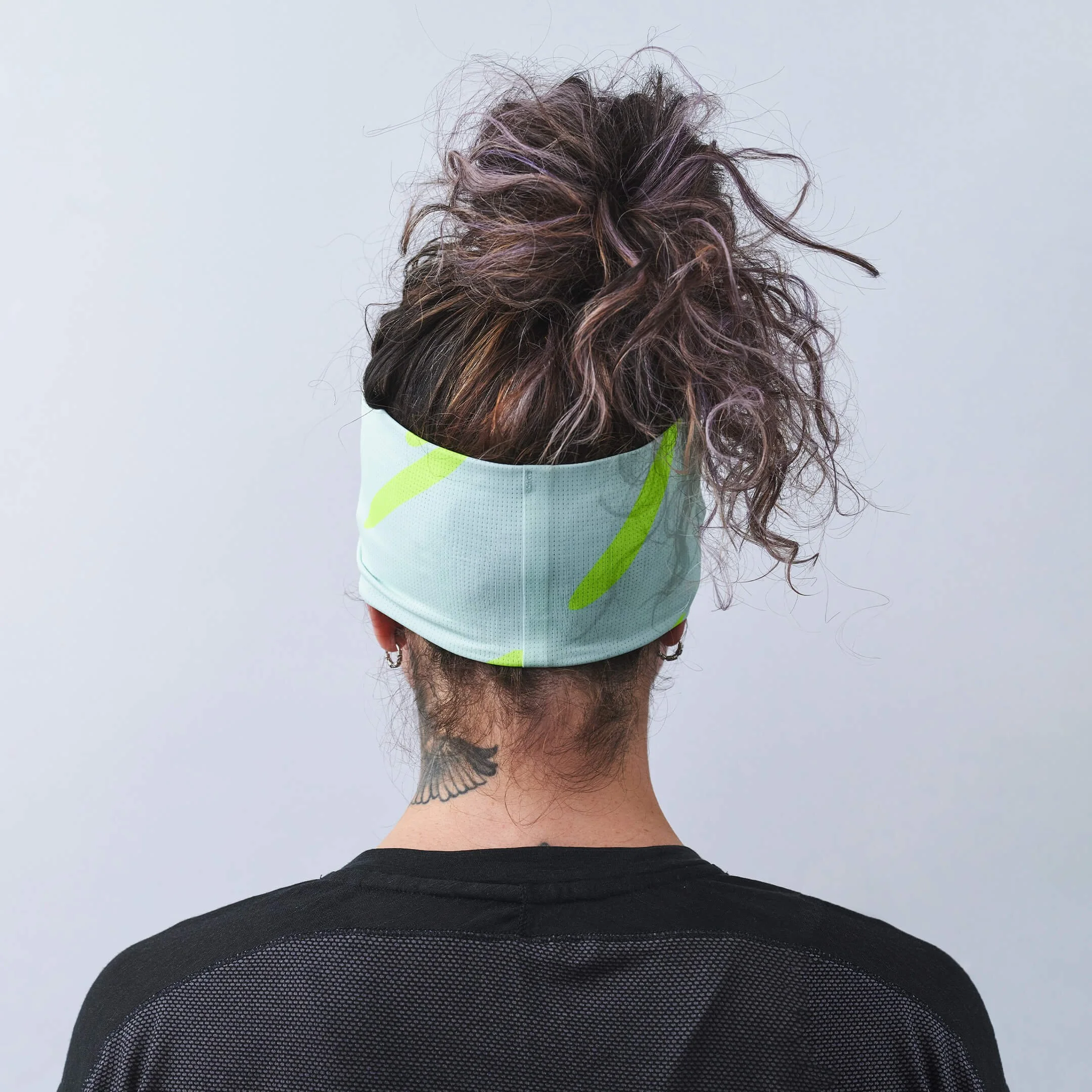 vaga-lightweight-mesh-running-headband-mint-yellow-model-back.jpg