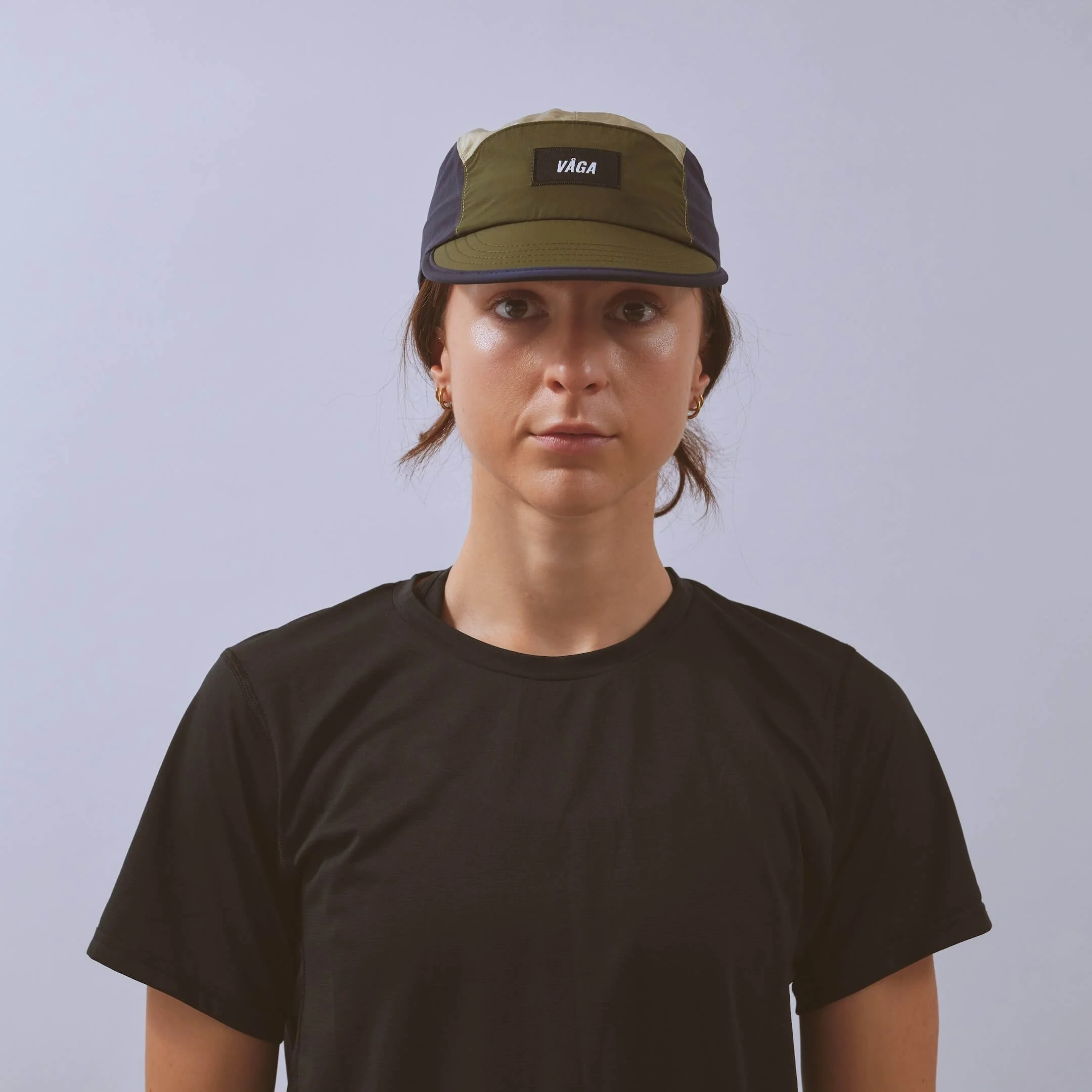 vaga-pacer-running-cap-navyblue-utilitygreen-taupe-model-front.jpg